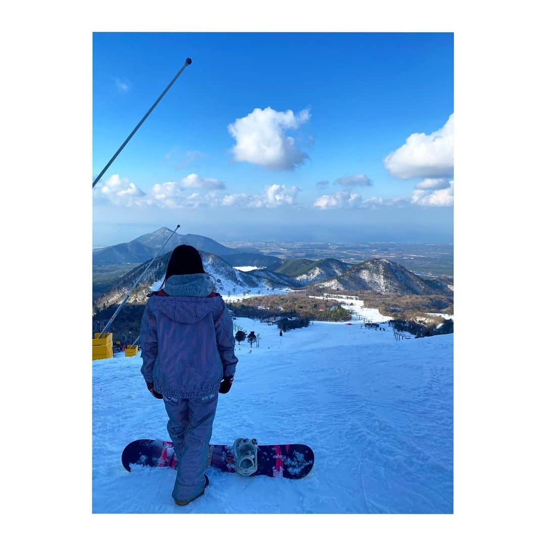 YURINAさんのインスタグラム写真 - (YURINAInstagram)「・﻿ ☃️❄️🏔🏂🌤﻿ ﻿ ﻿ 📸 #snowboard﻿ ﻿ ﻿ ﻿ 2020残りわずか。﻿ 皆さんゆっくりと大晦日をお過ごしですか？🏠﻿ ﻿ ﻿ 1年前は今年がこういう年になるなんて﻿ 誰も想像してなかったけれど、﻿ 沢山のことに気づけた1年。﻿ ﻿ ﻿ 来年はもっと良い年になることを願って🙏🏻﻿ ﻿ ﻿ ﻿ 今年も本当にありがとうございました🐭👋🏻﻿ ﻿ ﻿ ﻿ 来年も宜しくお願い致します🐮🤘🏼﻿ ﻿ ﻿ ﻿ ﻿ ﻿ ﻿ #baseball #プロ野球 #ORIX #Buffaloes #BsGirls﻿ #京セラドーム大阪 #ほっともっとフィールド神戸 ﻿ #yurina_359  #BsGirls2020 #performer﻿ #dance #全力パフォーマンス #フォロー﻿ #高身長女子 #筋トレ女子 #腹筋女子﻿ #トレーニング女子 #ボディメイク ﻿ #野球好きと繋がりたい #オリ姫﻿ #大晦日 #年越し #ありがとう2020﻿ #スノーボード #スノーボード女子 #日本海﻿ #スノーボードウェア #ウィンタースポーツ﻿ #スノーボード好きな人と繋がりたい ﻿」12月31日 18時22分 - yurina_bsgirls_359