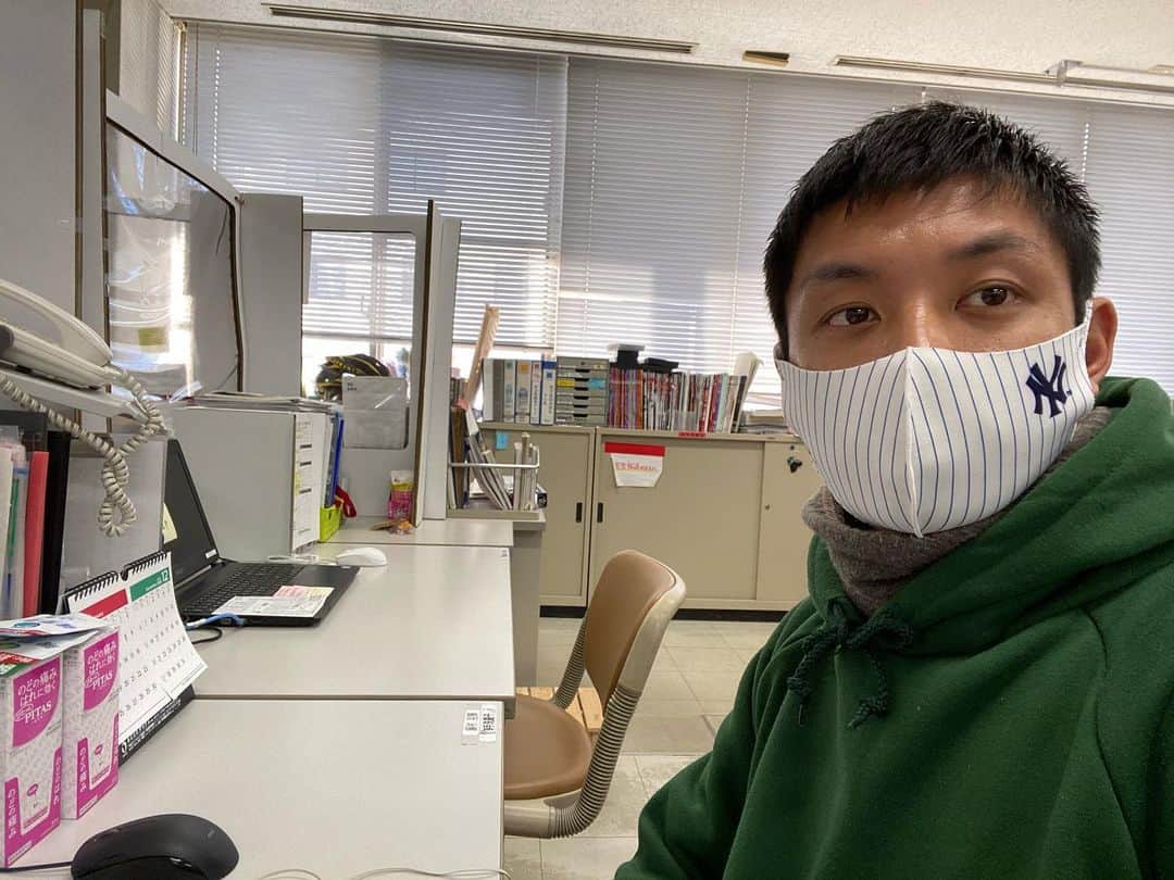 のインスタグラム：「いつも隣にいるはずの田邉先輩が今日はいませんでしたが、仕切り版の向こうには、小西がおった。田邉先輩は、今日開幕した全国高校サッカー選手権の実況のため東京に行きました。2回戦から準々決勝まで担当するとのことです。日本文理大学附属の戦い楽しみ。1月2日12時05分キックオフです。3枚目は、出発前に180人もの選手情報を頭に入れる途中で…パンクした瞬間の先輩です。 #大晦日  #tos  #アナウンサー  #小西綾音  #田邉智彦  #全国高校サッカー選手権大会  #高校サッカー  #選手権」