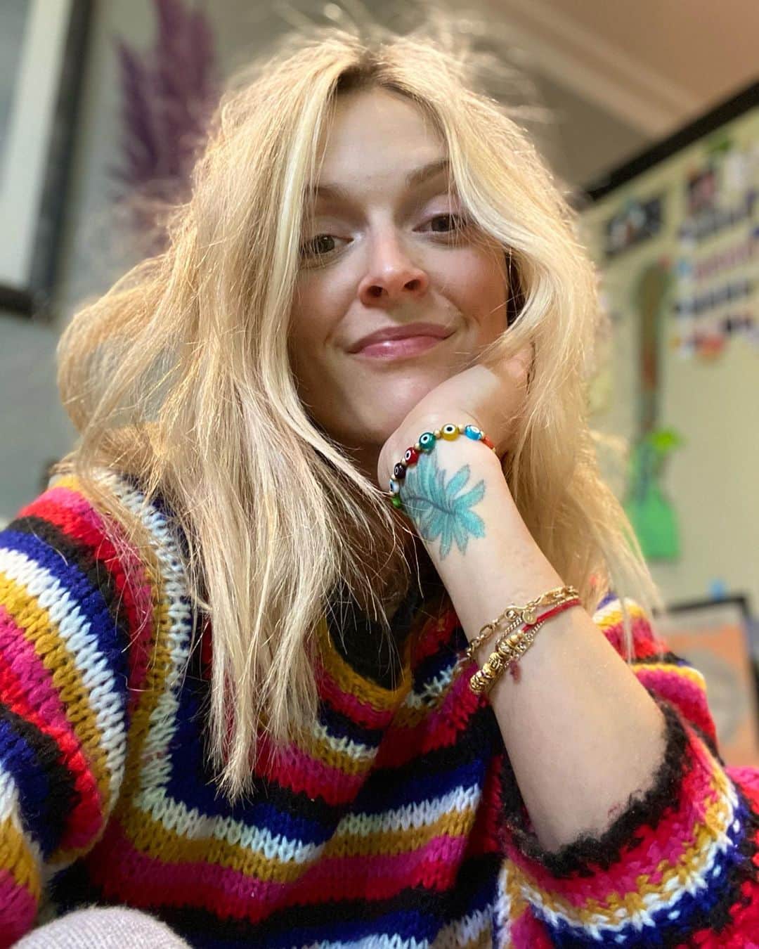 ファーン・コットンのインスタグラム：「New year, same old me. Tomorrow MIGHT act as a catalyst for some positive change so if you want to use it in that way go for it. Yet it is also just another day where we can wake up and chose to show up. I won’t make many promises to myself for the new year but I will commit to something and that is to keep going with what feels right to me and to keep making mistakes.  Mistakes have gotten really warped of late. They’re seen as signs of weakness, a personal demise and often total cancellation of that individual. Yet show me a person who hasn’t made mistakes? That’s right they don’t exists. Each time we ‘go wrong’ we learn an invaluable life lesson no matter how small. I don’t know about you but I want to learn as much as possible in this precious life so I plan to keep trying new things and to keep occasionally getting it wrong.  When I wake up tomorrow I’ll still be the same old me. No cooler, no fitter, I won’t have Pinterest worthy shelves or a peachy arse but I will continue to be me and keep showing up. Good vibes to you all. ♥️ #makemistakes #newyearsameme #2021」