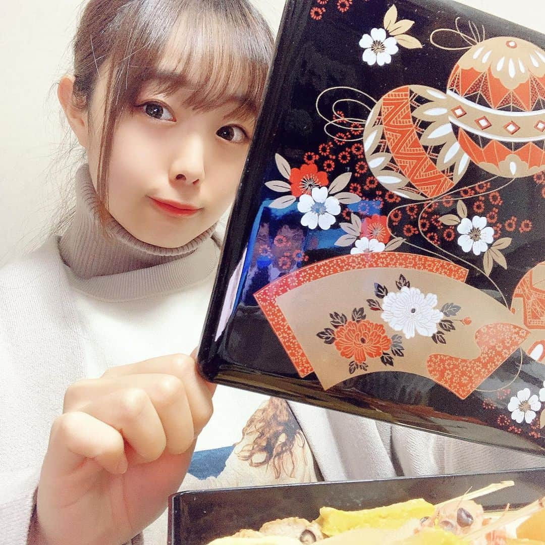 Dorothy Little Happyさんのインスタグラム写真 - (Dorothy Little HappyInstagram)「おばんべこ ૮₍´｡• ᵕ •｡`₎ა ・ ・ 2020/12/31 大晦日を担当だぁ〜♪♪♪ ・ ・ ということで…！！ メンバー全員とのお写真 から始まります🍀 ・ ・ 今年はコロナ禍で大変な時期だったけど、幸せな時間もありました♡♡♡♡♡ ・ ・ 1年間ありがとうございました〜 また来年お会いしましょ〜 Instagram更新も続きます⚐ﾞ ・ ・ ・ ・ (おせち料理と... なんと👀べこだるま🐮🌼 出会った時は感動しました(笑) ・ ・ #dorothylittlehappy  #大晦日」12月31日 18時26分 - dorothy_little_happy