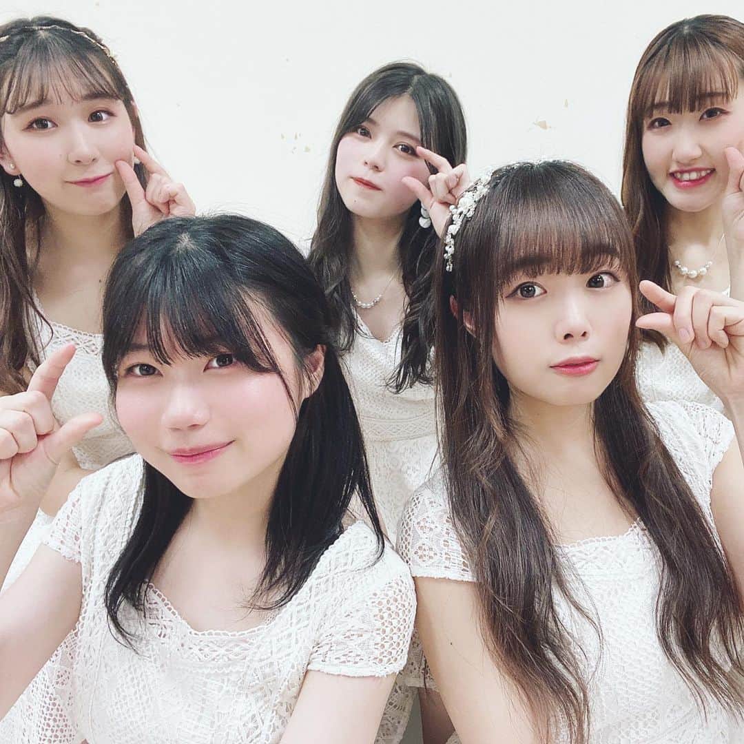 Dorothy Little Happyのインスタグラム：「おばんべこ ૮₍´｡• ᵕ •｡`₎ა ・ ・ 2020/12/31 大晦日を担当だぁ〜♪♪♪ ・ ・ ということで…！！ メンバー全員とのお写真 から始まります🍀 ・ ・ 今年はコロナ禍で大変な時期だったけど、幸せな時間もありました♡♡♡♡♡ ・ ・ 1年間ありがとうございました〜 また来年お会いしましょ〜 Instagram更新も続きます⚐ﾞ ・ ・ ・ ・ (おせち料理と... なんと👀べこだるま🐮🌼 出会った時は感動しました(笑) ・ ・ #dorothylittlehappy  #大晦日」