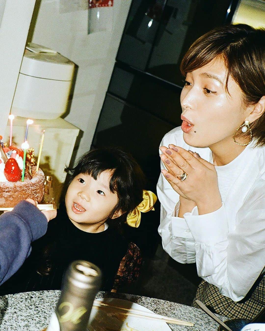 廣瀬規子さんのインスタグラム写真 - (廣瀬規子Instagram)「2020年、大晦日。 ・ 今年は本当に、世の中的にも、 私自身のことも、色んなことがあったなぁ。 ・ 最愛のラルちゃんが旅立ってしまったのも今年だった。 ・ とにかく今年の前半から中盤にかけては、まるで永遠に止まらないジェットコースターにでも乗ってるんじゃないかというような、、そんな気持ちでいたけれど、幸いにも、家族、そして、最高な友人たちや私に力をくださった皆さんに救われた。 ・ 一言で言うと、改めて人は1人では生きていけないことを知り、精神的にも強くなれた年。 ・ 人間的にも妻としても母としても、ぜーんぜん、至らんし、ポンコツだけど、、、 それでも、必要としてくれている人が1人でもいることが嬉しいなって思える大晦日。 ・ 来年も自分自身を諦めず、色んなことを笑いと楽しみに変えていきたいな😊 ・ ・ みなさま、今年も一年間本当にありがとうございました🙏✨ 良いお年をお迎えください💕 ・ ・ #1枚目と2枚目は　@tsukaka118  #フィルムの写真で超お気に入り #あと #今年はインスタライブで #皆さんとお話出来て楽しかったです🙈 #優しいDMやコメントも沢山ありがとうございました✨ #最後の写真は #ラルちゃんを見送ったときの空 #大好きなおばあちゃんを見送った時と同じような優しい青空だった #何か悲しかったりしんどかったりする時は #あの空を思い出すと心がすーっとあったかくなる😌 #来年はどうか世界的にも良い年になりますように🙏🙏🙏」12月31日 18時28分 - noriko_style