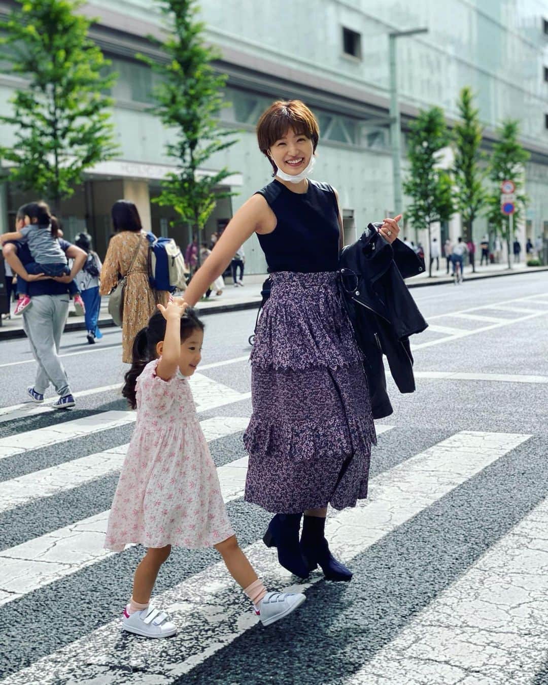 廣瀬規子さんのインスタグラム写真 - (廣瀬規子Instagram)「2020年、大晦日。 ・ 今年は本当に、世の中的にも、 私自身のことも、色んなことがあったなぁ。 ・ 最愛のラルちゃんが旅立ってしまったのも今年だった。 ・ とにかく今年の前半から中盤にかけては、まるで永遠に止まらないジェットコースターにでも乗ってるんじゃないかというような、、そんな気持ちでいたけれど、幸いにも、家族、そして、最高な友人たちや私に力をくださった皆さんに救われた。 ・ 一言で言うと、改めて人は1人では生きていけないことを知り、精神的にも強くなれた年。 ・ 人間的にも妻としても母としても、ぜーんぜん、至らんし、ポンコツだけど、、、 それでも、必要としてくれている人が1人でもいることが嬉しいなって思える大晦日。 ・ 来年も自分自身を諦めず、色んなことを笑いと楽しみに変えていきたいな😊 ・ ・ みなさま、今年も一年間本当にありがとうございました🙏✨ 良いお年をお迎えください💕 ・ ・ #1枚目と2枚目は　@tsukaka118  #フィルムの写真で超お気に入り #あと #今年はインスタライブで #皆さんとお話出来て楽しかったです🙈 #優しいDMやコメントも沢山ありがとうございました✨ #最後の写真は #ラルちゃんを見送ったときの空 #大好きなおばあちゃんを見送った時と同じような優しい青空だった #何か悲しかったりしんどかったりする時は #あの空を思い出すと心がすーっとあったかくなる😌 #来年はどうか世界的にも良い年になりますように🙏🙏🙏」12月31日 18時28分 - noriko_style