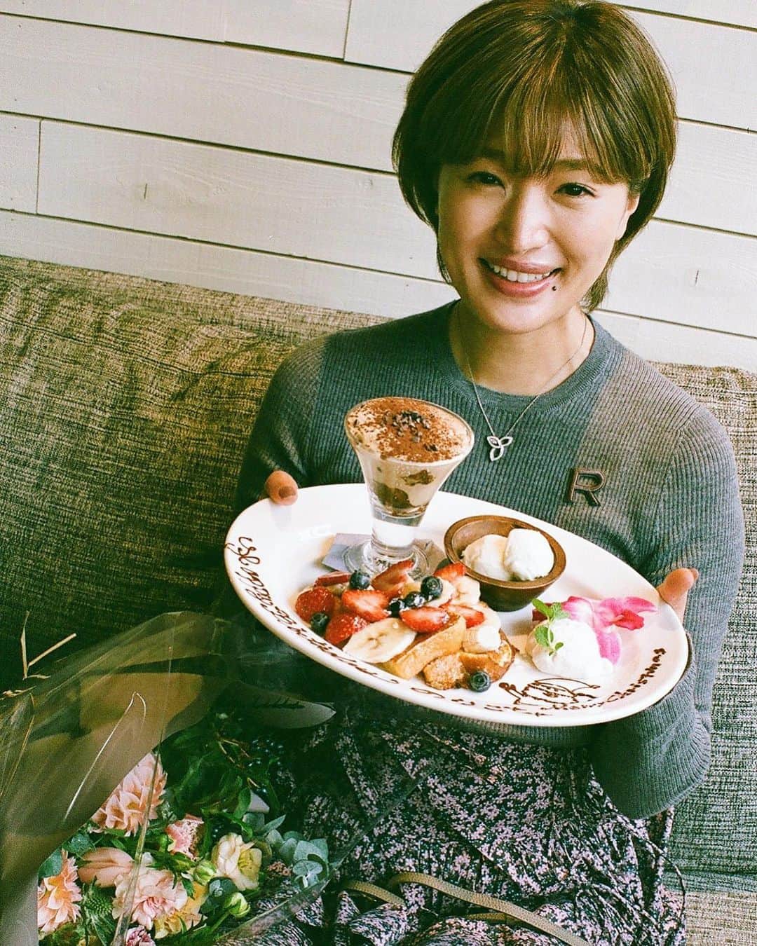 廣瀬規子さんのインスタグラム写真 - (廣瀬規子Instagram)「2020年、大晦日。 ・ 今年は本当に、世の中的にも、 私自身のことも、色んなことがあったなぁ。 ・ 最愛のラルちゃんが旅立ってしまったのも今年だった。 ・ とにかく今年の前半から中盤にかけては、まるで永遠に止まらないジェットコースターにでも乗ってるんじゃないかというような、、そんな気持ちでいたけれど、幸いにも、家族、そして、最高な友人たちや私に力をくださった皆さんに救われた。 ・ 一言で言うと、改めて人は1人では生きていけないことを知り、精神的にも強くなれた年。 ・ 人間的にも妻としても母としても、ぜーんぜん、至らんし、ポンコツだけど、、、 それでも、必要としてくれている人が1人でもいることが嬉しいなって思える大晦日。 ・ 来年も自分自身を諦めず、色んなことを笑いと楽しみに変えていきたいな😊 ・ ・ みなさま、今年も一年間本当にありがとうございました🙏✨ 良いお年をお迎えください💕 ・ ・ #1枚目と2枚目は　@tsukaka118  #フィルムの写真で超お気に入り #あと #今年はインスタライブで #皆さんとお話出来て楽しかったです🙈 #優しいDMやコメントも沢山ありがとうございました✨ #最後の写真は #ラルちゃんを見送ったときの空 #大好きなおばあちゃんを見送った時と同じような優しい青空だった #何か悲しかったりしんどかったりする時は #あの空を思い出すと心がすーっとあったかくなる😌 #来年はどうか世界的にも良い年になりますように🙏🙏🙏」12月31日 18時28分 - noriko_style