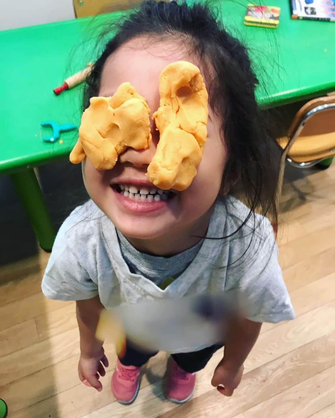 廣瀬規子さんのインスタグラム写真 - (廣瀬規子Instagram)「2020年、大晦日。 ・ 今年は本当に、世の中的にも、 私自身のことも、色んなことがあったなぁ。 ・ 最愛のラルちゃんが旅立ってしまったのも今年だった。 ・ とにかく今年の前半から中盤にかけては、まるで永遠に止まらないジェットコースターにでも乗ってるんじゃないかというような、、そんな気持ちでいたけれど、幸いにも、家族、そして、最高な友人たちや私に力をくださった皆さんに救われた。 ・ 一言で言うと、改めて人は1人では生きていけないことを知り、精神的にも強くなれた年。 ・ 人間的にも妻としても母としても、ぜーんぜん、至らんし、ポンコツだけど、、、 それでも、必要としてくれている人が1人でもいることが嬉しいなって思える大晦日。 ・ 来年も自分自身を諦めず、色んなことを笑いと楽しみに変えていきたいな😊 ・ ・ みなさま、今年も一年間本当にありがとうございました🙏✨ 良いお年をお迎えください💕 ・ ・ #1枚目と2枚目は　@tsukaka118  #フィルムの写真で超お気に入り #あと #今年はインスタライブで #皆さんとお話出来て楽しかったです🙈 #優しいDMやコメントも沢山ありがとうございました✨ #最後の写真は #ラルちゃんを見送ったときの空 #大好きなおばあちゃんを見送った時と同じような優しい青空だった #何か悲しかったりしんどかったりする時は #あの空を思い出すと心がすーっとあったかくなる😌 #来年はどうか世界的にも良い年になりますように🙏🙏🙏」12月31日 18時28分 - noriko_style