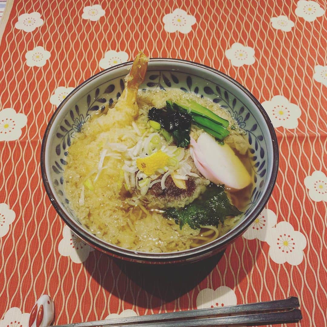 城之内早苗のインスタグラム：「年越し蕎麦  今年も一年 ありがとうございました❣️ 何も出来ませんでしたが 来年はその分頑張ります💪  引き続き うがい　手洗い　忘れずに 良いお年をお迎え下さいね〜  完食です✌️ 私が作ったのでは無いです😅  #年越しそば#完食#良いお年を#城之内早苗」
