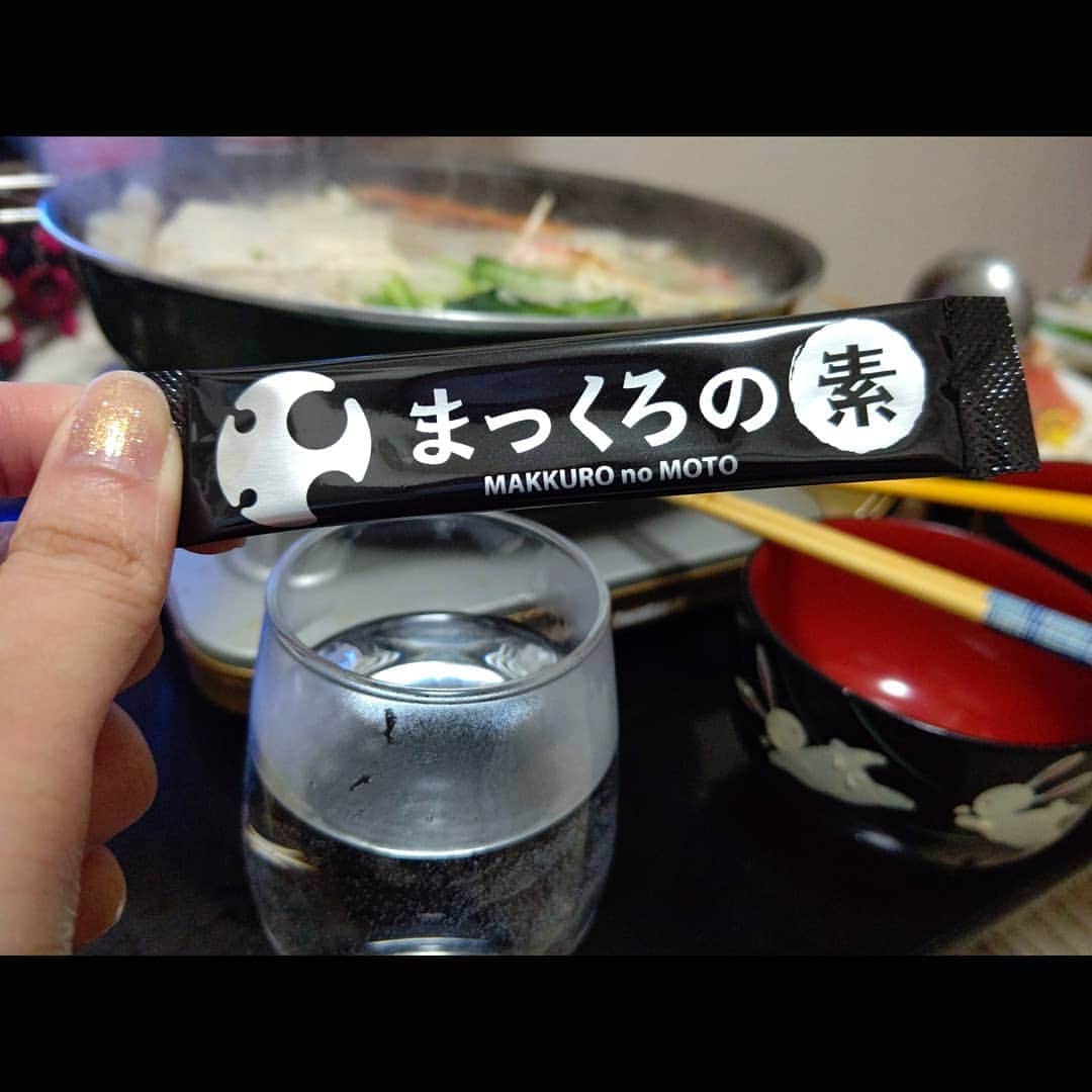 松浦麻里奈のインスタグラム：「@makkuronomoto　真っ黒ドリンク😳 飲めば飲むほどなかったことに？！😝🌸  国産赤松炭や乳酸菌、 酵素などの厳選成分が入ってて 炭の真っ黒Drink😁✨  味も、匂いが全くない！！ なんにでも入れてもOK🥰🌷  お正月太りしないよーにしなきゃ！！ 晩酌多いからなあ、、、  匂いがキツイ芋焼酎に入れても味、風味 損なわないから　どか食いしてても お食事のサポートとして(●’3)♡(ε`●)  ただ、炭酸だとジュワーッっと 溢れ出ちゃうので注意(~￣³￣)~🥺  お料理に入れてもOKだし、 朝のホットドリンクとしてもいいかも🤗⚡  毎日の食卓と共にデトックス〜(~￣³￣)~    #まっくろの素 #美トックス #美フレッシュ #デトックス #チャコールクレンズ #晩酌グラム #美容 #健康 #pr　#美容好き#ダイエット　#dietfood #diet#ダイエット記録 #dieta #お食事のサポート#食卓#食事#ゴハン #夜ご飯#ディナー#サプリメント#デトックス#デトックス効果」
