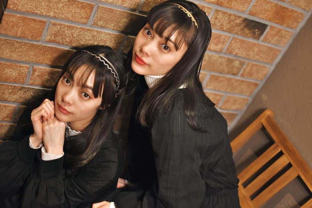 ＹＡＥ【MIO・YAE】のインスタグラム：「2020年ありがとうございました🥀 見守ってくれている皆さんがいたのでどんな時も前を向けました。励まされました。私はこのお仕事が大好きなんだと再認識できました。私の周りには素敵な方しかいない…皆にずっと笑っててほしい！ 少しでも穏やかに暮らせますように。良いお年を~🕊  最後に微妙に距離感あるこの写真をお届けします。 #双子#mioyae」