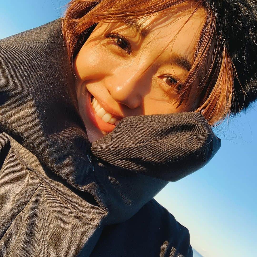 神田咲実のインスタグラム：「大好きな夕陽を今年見納めに🌅  たまらないマジックアワー💕💜  まんまるお月様まで 出てきてくれて🌕💛  今年もありがとうございました🙏✨  皆さま、良いお年をお迎えください☺️💛  楽しみだぜ2021✨  早く暴れたいぜ🕺✨  #2020 #牡羊座#しいたけ占い」
