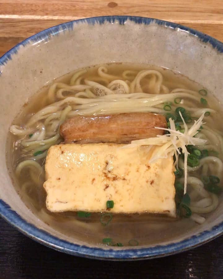 のインスタグラム：「今年も年越しそばは金月そばさん はぁあ美味し♡ これで元気に年越せる💪 ・ ・ 大晦日の今日、3回も虹を見た。 「行きたいところに飛んで行ける日常がはやく戻りますように」と、虹に願いを🌈」
