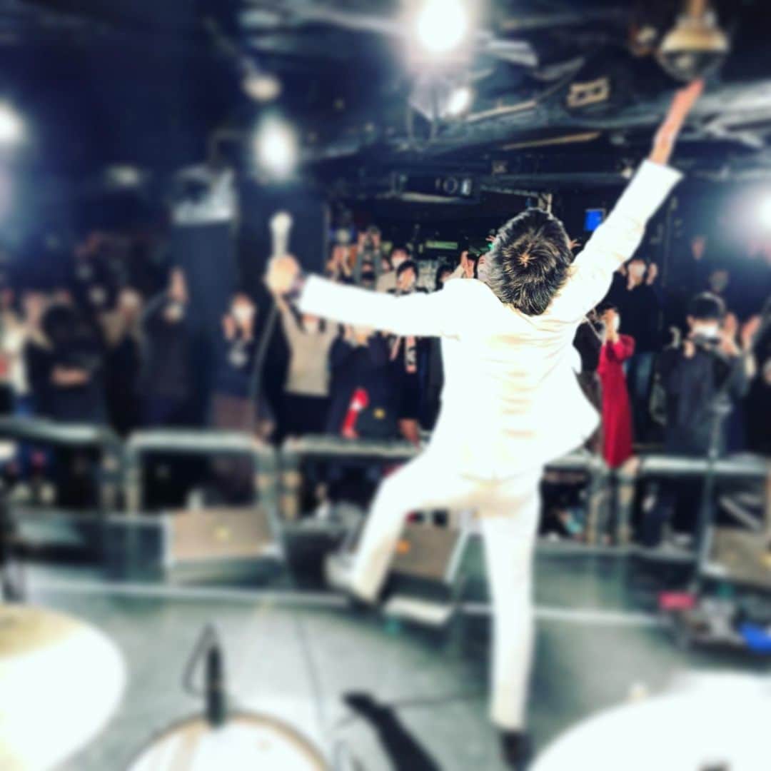 のインスタグラム：「#渋谷La.mama で年越しワンマン。3/1(Sun)以来の有観客。配信は1/14(Thu)までやってます。拍手って、本当に素晴らしい音色ですね...。」