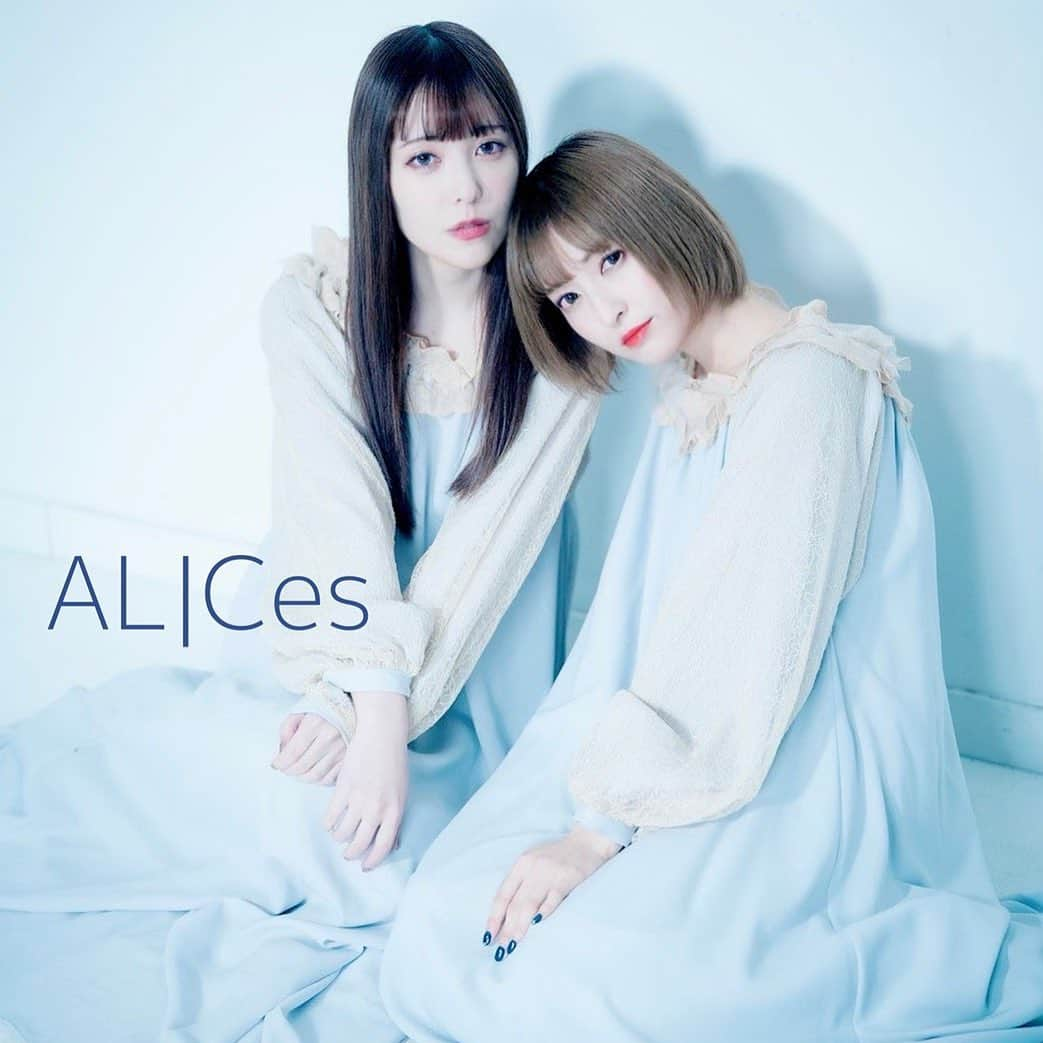 黒崎真音さんのインスタグラム写真 - (黒崎真音Instagram)「GOOD EVENING! . ALICesの新曲 . 「Chocolate_Cosmos」 . が、ALICes YouTubeチャンネルにて公開されました！ . 今回もMVの監督をやらせていただきました . 大変だったけど、楽しかった！ . さやかは何でもうんうん、と聞いて、わたしのイメージを再現してくれた . 感謝です、相方 . 切ない楽曲ですが、力入れて作ったので、ぜひ聴いてもらえたらと思います♪ . 2020年、最後の音楽！ #alices #アリセス #神田沙也加 #黒崎真音」12月31日 18時34分 - maonkurosaki922