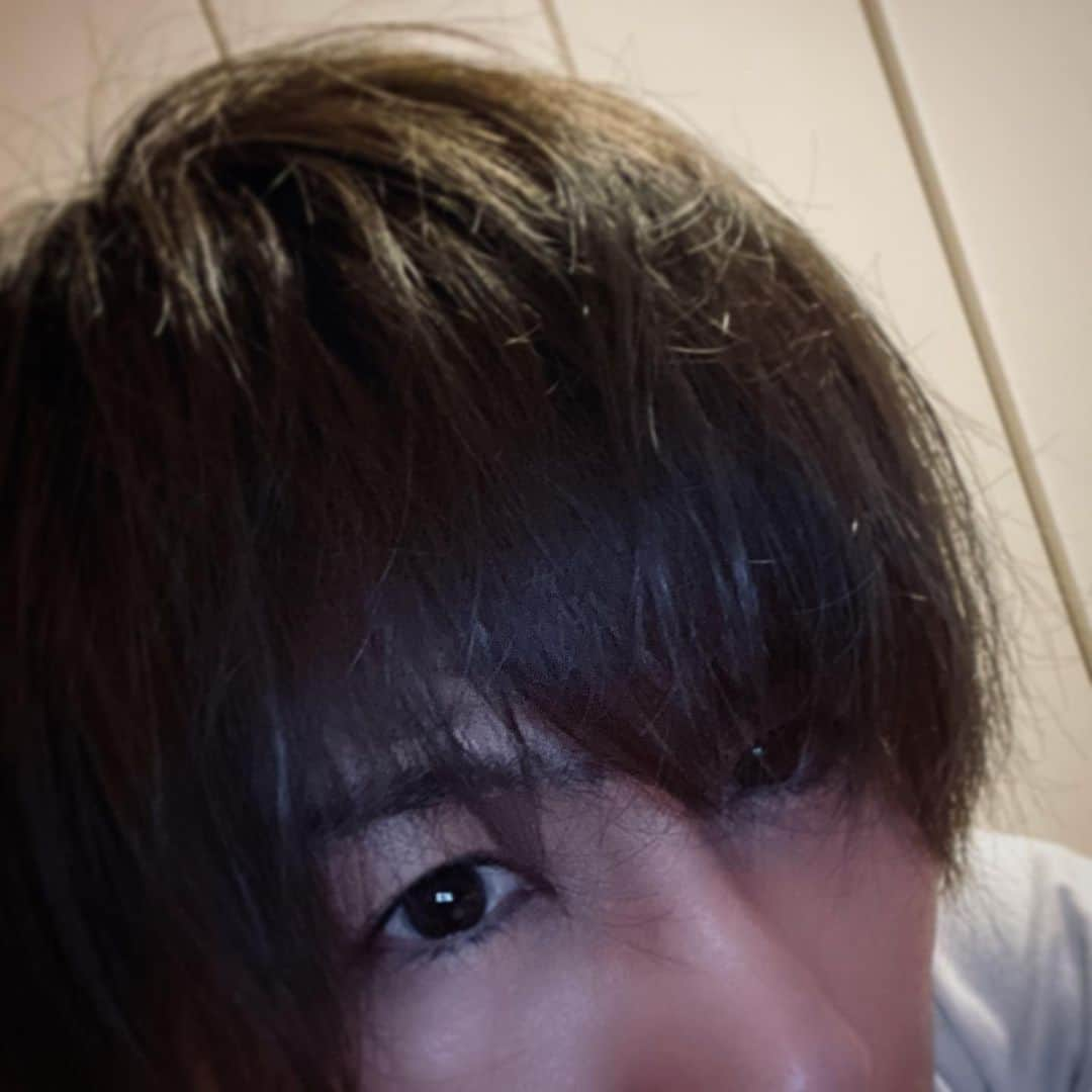 TAKUMA のインスタグラム：「髪の毛染めた！ はい簡単、かっこいい！ たぶんまたすぐ色落ちてるけど、暗めを入れてみた🙂  2020年みんなありがとうねー！ 2021年にまた会おうぜ！  良い大晦日を過ごしてねー！  また来年ー！！  #たんさん #ヘアカラー #良いお年を #2020年本当にありがとう #はい簡単」