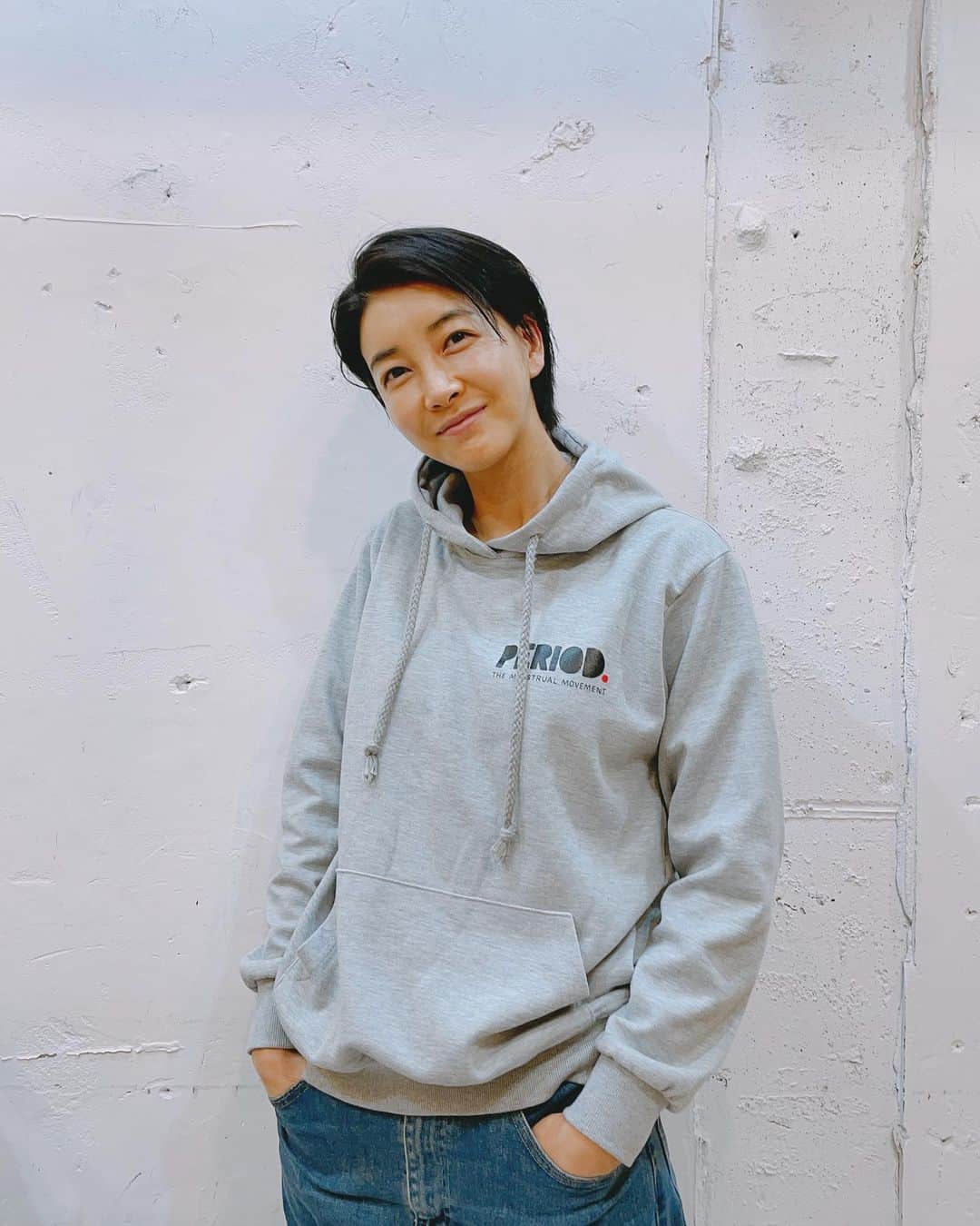 チン・ソヨンのインスタグラム：「너무 좋은일을 하는 친구의 추천으로 참여하게됐어요 많은관심 부탁드려요 코로나 때문에 더 소외된 분들께 힘이되길 바래요  미국 저소득층 여성들을 상대로 진행한 조사 결과에 따르면 4명 중 1명은 생리용품을 구입하는 데 어려움을 느낀다고 합니다. 한국에서도 취약계층 여성들은 더러운 수건과 신발 깔창 등을 사용해 심각한 질병을 얻고 사는 이들도 많다고 해요.  모든 사람들이 위생적이고 안전한 생리를 할 수 있도록 ‘월경권’ 운동을 선도하는 @PeriodMovement 를 위한 모금 활동이 국내에서도 진행되고 있습니다. 피리어드 로고가 담긴 굿즈를 구매함과 동시에 도움이 절실한 이들을 도와주세요!  _  #JulesXPeriod  https://marpple.shop/kr/julesjylee」