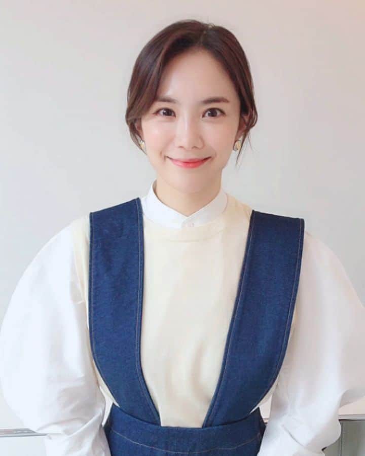 ユ・ハナのインスタグラム：「글보단 영상이 나을 것 같아서 쑥스러움을 무릅쓰고 2020년의 마지막날 영상으로 새해맞이 인사를 전해봅니다. (1분이 넘어서 두번째페이지까지 봐주세요😅)  새해엔 부디 모두가 안정적이고 건강한 삶을 살 수 있는 한 해가 되기를.  제가 사랑하는 사람들 모두 그립고 보고싶어요!   ❤새해 덕담 한마디씩 써주시면 너무 감사할 것 같아요🙏  써주시는 덕담 댓글읽고 #2021년  새해☀️에도 사람으로 여자로 엄마로 아내로 더 열심히 해볼게요❤」