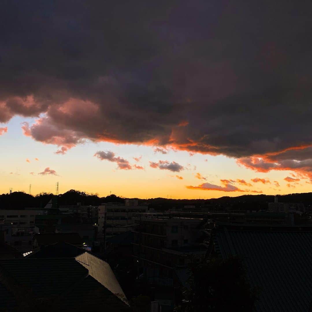 小泉里子さんのインスタグラム写真 - (小泉里子Instagram)「我が家から見える今年最後の夕日は、真っ赤に染まりながら雪が降りました❄️  皆さま、良いお年をお迎えください。」12月31日 18時38分 - satokokoizum1