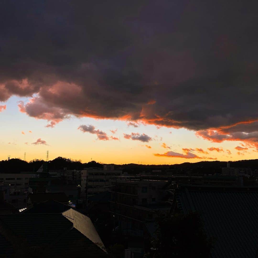 小泉里子のインスタグラム：「我が家から見える今年最後の夕日は、真っ赤に染まりながら雪が降りました❄️  皆さま、良いお年をお迎えください。」