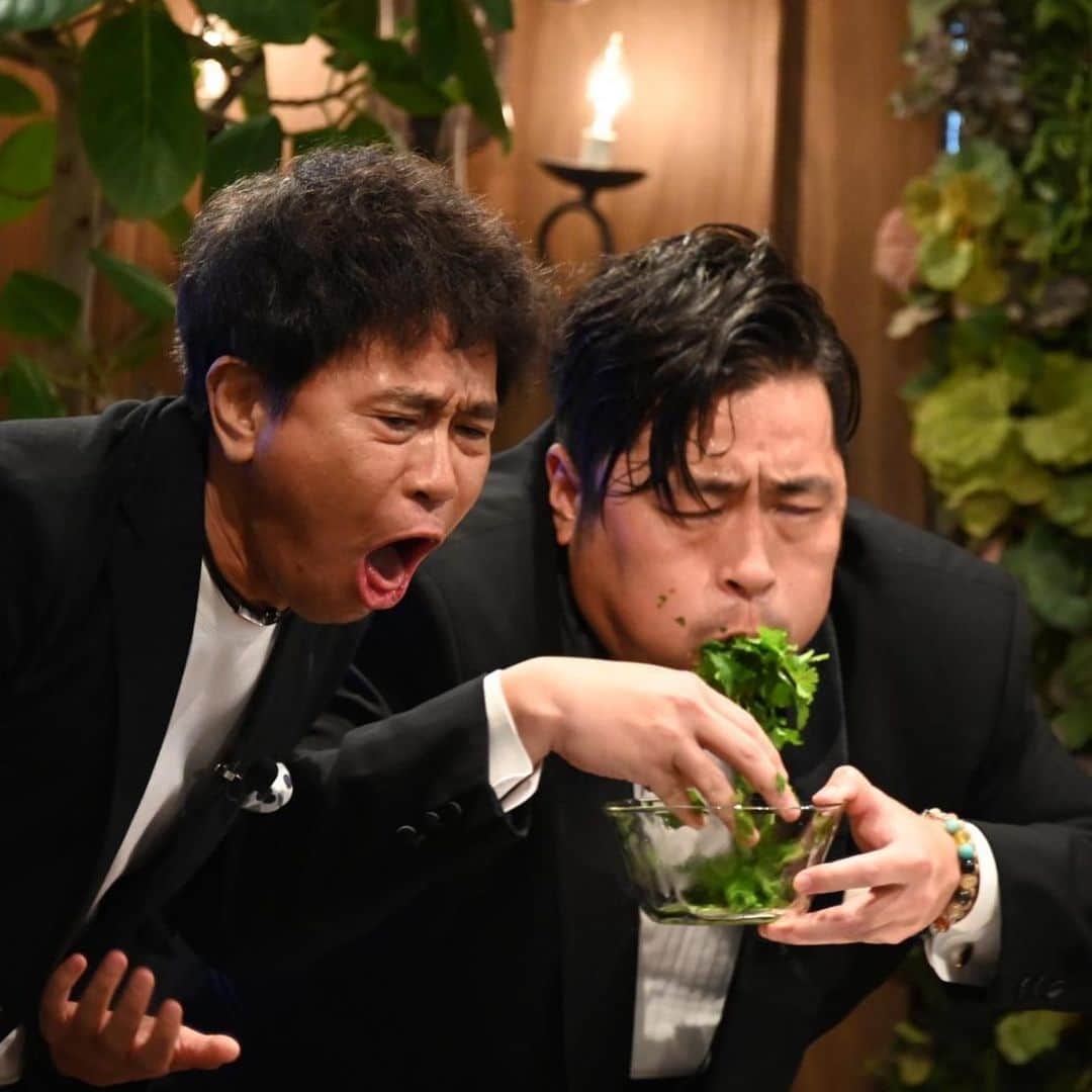 平井俊輔のインスタグラム：「今年も1年お世話になりました。  今年は娘が産まれ早4ヶ月、 やっと首がすわり、 泣き止まない毎日です😅  5月に予定していた結婚式もコロナで中止し、 ちょっと落ち込んでいたところ、 浜ちゃんが！がサプライズ結婚式をして頂き、 最高の門出となりました。  これぞ一生忘れない感謝です。  来年はより一層の気合いで、 騒ぎます。 皆様もお身体に気をつけ、 疫病退SAAAAAN‼️ 無病息SAAAAAAI‼️ 皆様にとって間違いない2021を！」