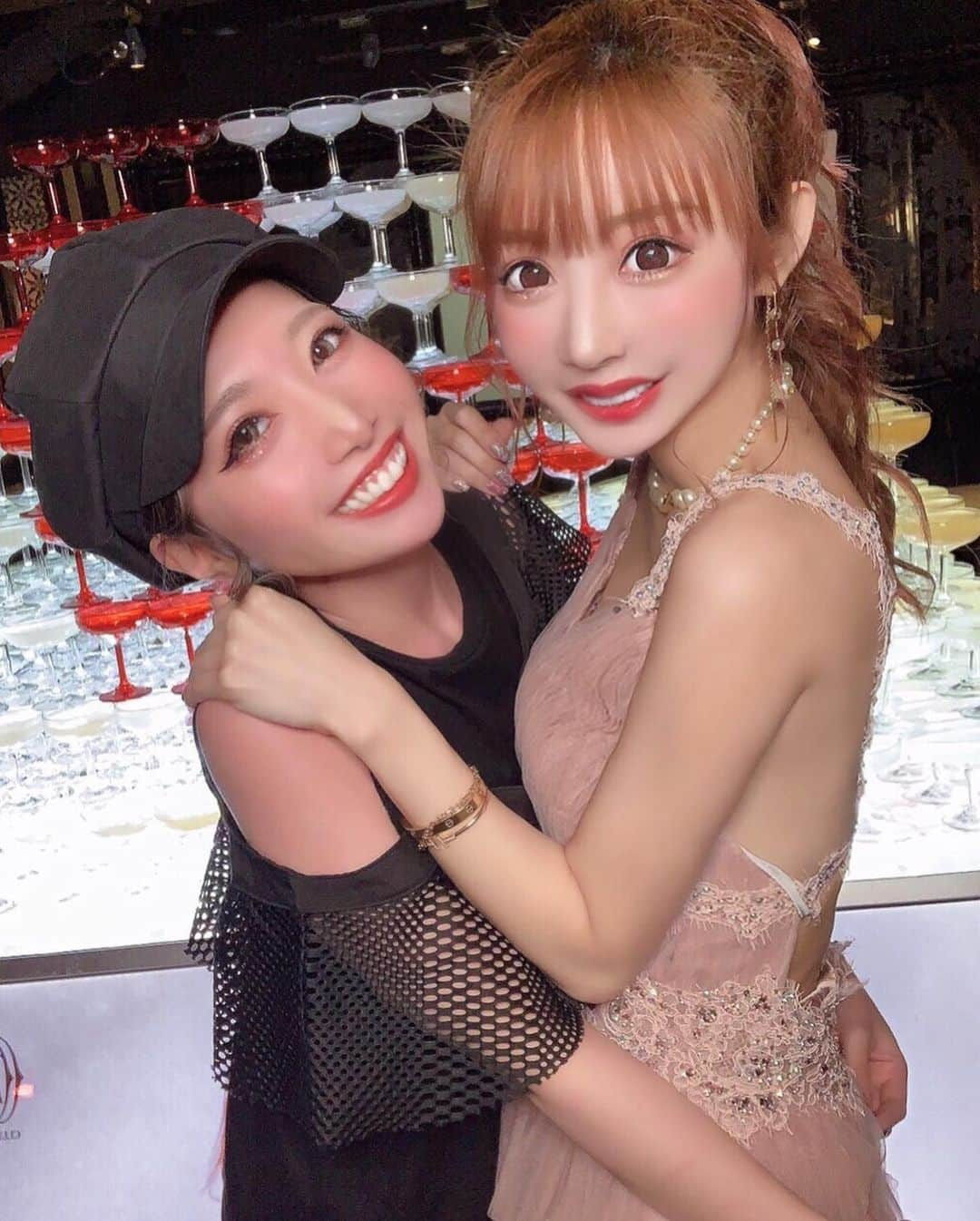 一條りおなさんのインスタグラム写真 - (一條りおなInstagram)「お誕生日の6月27日🎂 可愛すぎるドレスを着て👗 この日も大好きな人達と素敵な時間を 過ごす事が出来ました🥺💕🥰💝 . 緊急事態宣言の解除後で まだまだ県を跨いだり移動が難しかったのですが その代わりに、遠隔で お祝いしていただいたりもして(´°̥̥̥̥̥̥̥̥ω°̥̥̥̥̥̥̥̥｀) 🍾❤️ . その気持ちが嬉しくて😢💓💓💓 . 直接顔を見る事が出来ないのは寂しいけど 遠くに居ても応援してもらえてるんだと とても背中を押される気持ちでした🥺😍💝 . 大変な時だからこそ 本当に大切な人や大切な事に気付けたのでは ないかと思います☺️💕 当たり前だと思ってしまっていた事が 実は当たり前ではなくて その当たり前に感謝しなくていけない事にも 気付けました❣️ . 今年一年、私に携わってくださった皆様に 感謝致します💖 . 本当にありがとうございました❤️❤️❤️ . 良いお年をお迎えください💘💘💘 . #2020 #specialthanks  #birthday #clubzoo #一條family #zoofamily」12月31日 18時40分 - riona.i