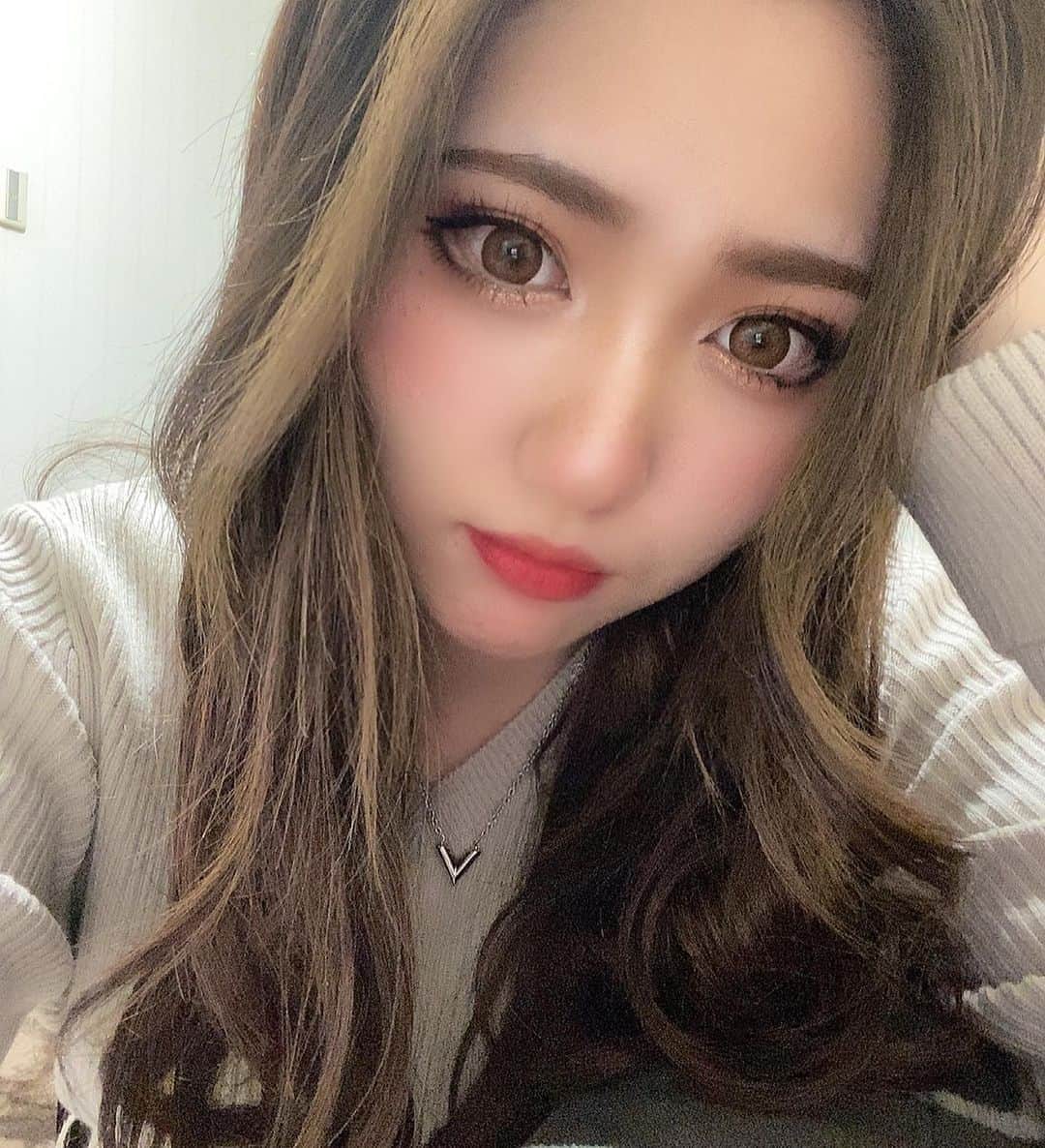 のインスタグラム：「今年は本間1年早かった🥸 カニ🦀食べようっと⭐️  今年の顔面収め🧚🏼‍♀️w  皆様良いお年をお迎えください🥰✨」