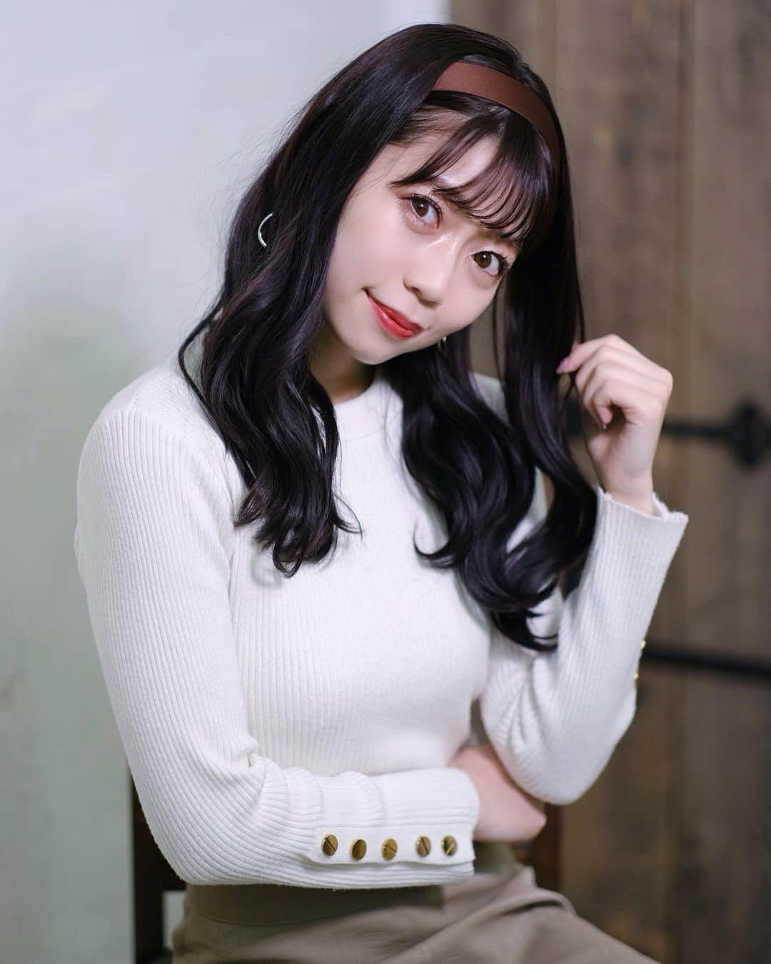 柏元萌華のインスタグラム：「2020ありがとうございました💎🤍  来年は肝のすわっているような女性になりたいと思っておりますので大人ぽい？写真を置いていきます。  笑笑 （程遠いというコメントは受け付けません🥳）  今年もコロナや色々な変化があったけど皆さんのおかげで前に進めました。 関わってくれた皆と新しい出会いに感謝です✨　良いお年を🐶」