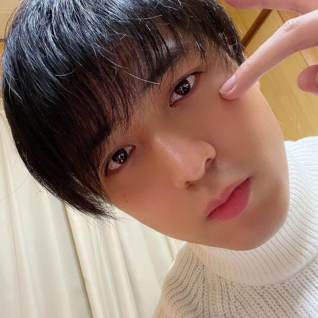 のインスタグラム：「今年も1年ありがとうございました〜！！ 予想もしなかった2020年でしたが、決して無駄な1年ではなかったです！！！！ 来年もよろしくお願いします！  今年の大晦日は、おうちで嵐の皆さんのパフォーマンスを目に焼き付けます。 1曲目から泣くんだろうなぁ…😭」
