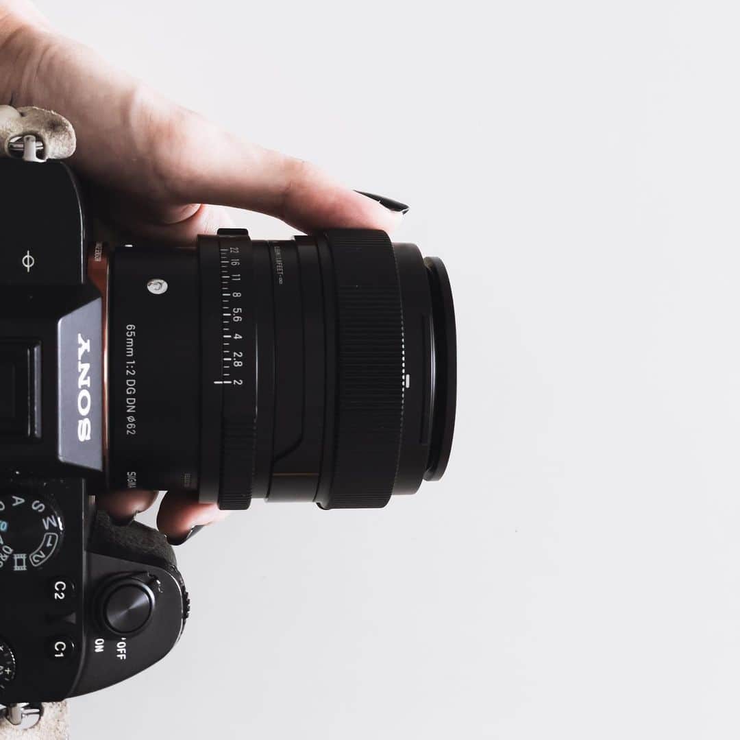 市川渚のインスタグラム：「2020年最後の買い物は、SIGMAのレンズでした📷 新しく出たIシリーズから65mm F2をチョイス。なんか年末年始は毎年カメラ関係のものを買っている気がする。﻿ ﻿ そして最近はiPhone 12 Proシリーズで撮れるようになったApple ProRAWにハマってます。この写真もiPhone 12 ProのApple ProRAWをLightroomで現像したやつ。これはiPhonegraphyの可能性をさらに広げてくれる予感しかない…﻿ ﻿ さて、2020年も残すところ数時間。皆さま、素敵な新年をお迎えください😌﻿ ﻿ ﻿ My last purchase for 2020 was a SIGMA lens. I chose the 65mm F2 from the newly released I series. I wonder why I purchase camera items every year during the holiday season!﻿ ﻿ I've recently been addicted to Apple ProRAW, which is now available on the iPhone 12 Pro series. This photo was taken with the iPhone 12 Pro's Apple ProRAW and developed in Lightroom. I think that it will further expand the possibilities of iphonegraphy...!﻿ ﻿ Well, there are only a few hours left in 2020. I hope you all have a wonderful New Year😌﻿」