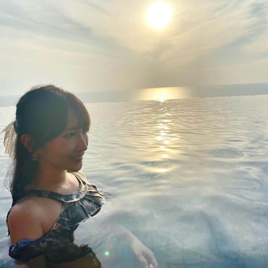 浦田直佳のインスタグラム：「. 大晦日みなさんいかがお過ごしですか？ 私は実家で焼いたケーキを持って 友達の家に向かっています💨  写真は2月末行ったプーケットでの卒業旅行🇹🇭🏝 私にとってはかなり昔の出来事に感じてて 今年だってことに衝撃受けてます…  今年も残すところ数時間… 私個人としては激動の1年間でした  国家試験、卒業、就職、コロナや 数年間一緒に過ごした人との別れもあり 👑🌹の去年より今年のほうがバタバタで 情緒も体調もかなり不安定で 多方面の方に迷惑かけました😔💦  そんな私を見捨てず一緒にいてくれた人のことは この恩を忘れずずっとずっと大切にしたいと思います😌  個人的には 今年は別れの年だったかな 来年は出会いの年になるといいな…💓  そして…女を磨く…👠💜  みなさま　良いお年を🎌 そして 来年もよろしくお願いします🐰 . #年末のご挨拶  #看護師 #美容看護師 #美容ナース  #卒業旅行 #女子旅 #プーケット #phuket  #infinitypool #水着 #sunset」