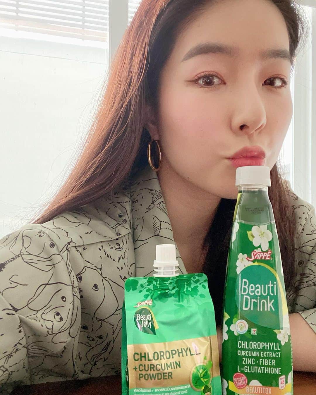 GYEON SEOのインスタグラム：「_* SAPPE 💚✨ . . 2 ตัวช่วย “ดีท็อกซ์ขับสารพิษ” สำหรับช่วงนี้ที่ต้องดูแลตัวเองเป็นพิเศษ ต้องคู่นี้เลย! เซ็ปเป้ บิวติ ดริ้งค์ สูตรบิวติท็อกซ์ และ เซ็ปเป้ บิวติ เจลลี่ สูตรคลอโรฟิลล์ 🌿 มีคลอโรฟิลล์ ช่วยดีท็อกซ์ขับสารพิษ   🌿มีไฟเบอร์ & ขมิ้นชัน ช่วยกระตุ้นระบบขับถ่าย 🌿มีแอล-กลูต้าไธโอน ช่วยให้ผิวผ่องใส  . . หาซื้อได้แล้วที่ 7-11 ทุกสาขาใกล้บ้านคุณ #ดีท๊อกซ์ #Beautitox #Sappe #SappeBeautiDrink #SappeBeautiJelly #เพราะความสวยไม่ใช่เรื่องบังเอิญ」