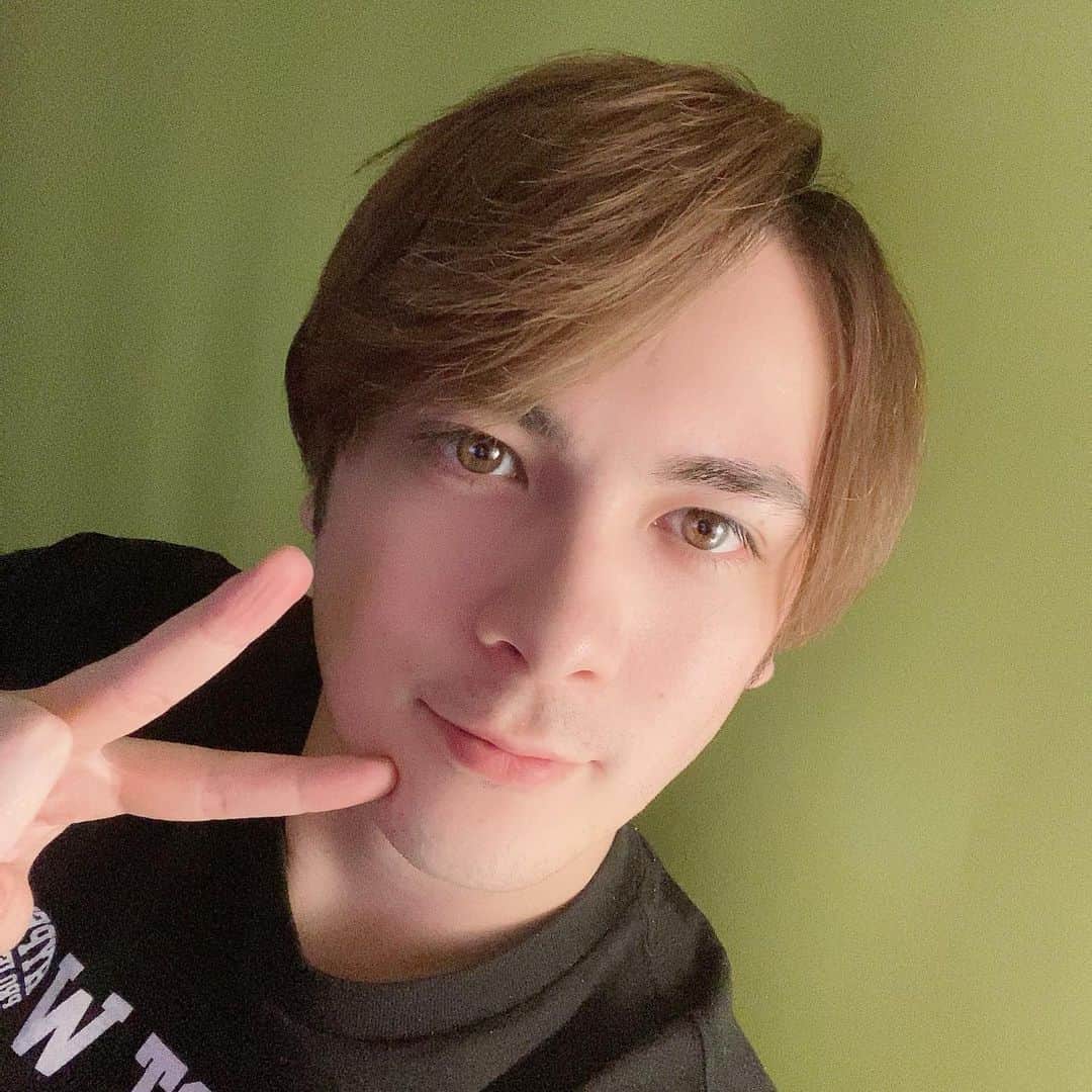 冨森ジャスティンのインスタグラム：「今年もありがとうございました！ 2021年もよろしくね😊 良いお年を！ #大晦日 #よいお年を #ガキ使で年越し」