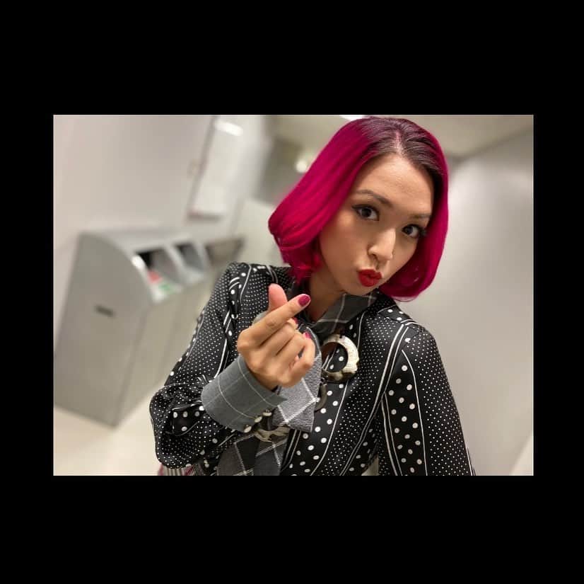 ダンドイ舞莉花のインスタグラム：「今年は色々あったね。  大変な一年だった。  「ダンスオブヴァンパイア」博多座公演から始まり、最高に楽しい地方公演の日々。  「ホイッスルダウンザウィンド」は1週間しか公演ができなかったけど、やっと春馬と一緒に舞台に立てた。  「スクールオブロック」は全公演中止になってしまったけど…  秋には「35MM A MUSICAL EXHIBITION」への出演が決まり、憧れの赤坂ACTシアターの舞台に立つことができました。  配信ライブも初めて経験。  たくさんの方たちのサポートと応援のおかげで、私は常に助けられてます。  皆の愛を感じた一年。  本当にありがとうございました。  来年はもっともっと良い一年にしようね。  皆様良いお年を。  Sending lots of love.  ダンドイ舞莉花」