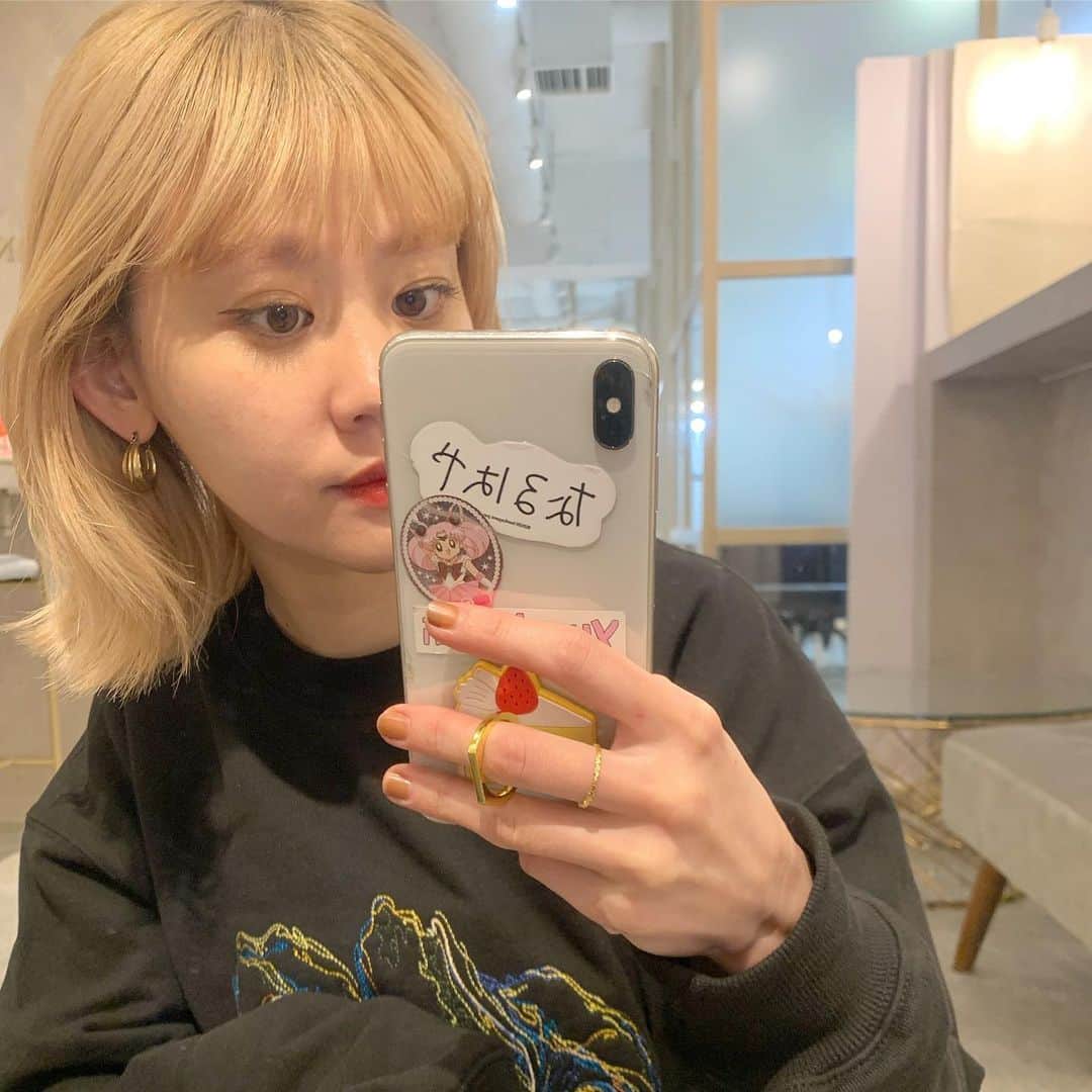 中西結梨花のインスタグラム：「2020年。 . ご来店くださった皆様のお陰で、 美容師という仕事のやりがいを より一層、感じた一年となりました。 . 緊急事態宣言の時に2ヶ月自粛していましたが、 10日目あたりから、働きたくて、 お客様に会いたくて、仕方なかったです。。 . 営業再開して、会えた時の喜び、働ける喜び ✂︎  今まで以上に楽しくて、気付いたら年末でした。 . そう思わせて下さるお客様に深く感謝です。　 . 皆さま、今年一年、本当にお疲れ様です。 年末年始、ゆっくりお休みください。😊💘 .  来年は、全ての方にとって最高の一年にしかなりません🌈🔥 . . #美容師の仕事が好きだ . .」