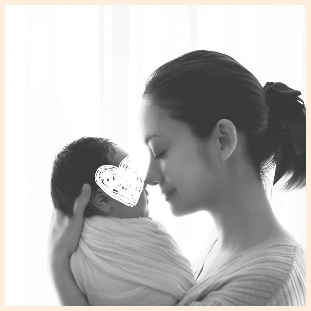 英玲奈のインスタグラム：「あっという間に、 #大晦日 皆様、今年もお世話になりました。 特に派手さのない私のインスタですが、見てくださっている皆様、本当にありがとうございます^_^ 時には色々教えていただいたり、 共感してくださったり、皆様のお気持ちをいただき心が温かくなります。  今年は娘がまだ小さいので、 家族旅行の温泉は、私達はお留守番。 東京での年越しです。  皆様はどんな一年でしたか？  多くの皆様にとって、 不安も多く心休まらない一年だったかと思います。  私は、妊娠、出産を経験し、 人生で1番大きな変化の一年となりました。  娘は抱っこ大好きちゃんで、 ずっと抱っこの毎日です。 1ヶ月経って、ただ泣くだけではなく色々お喋りする様になってきました。  小さな成長が、嬉しくもあり淋しくもあり。  来年はさらに沢山の幸せを運んでくれることでしょう。 １日１日大切に過ごして行きたいですね。  皆様、良いお年をお迎えください！  #年越し #娘と2人 #幸せな時間 #生後1ヶ月  #1番幸せな一年でした #産まれてきてくれてありがとう #ママにしてくれてありがとう #大好きです」