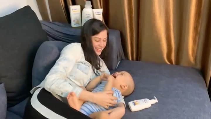 Kimberly Ryderのインスタグラム：「Salah satu pola hidup sehat adalah memilih produk tanpa deterjen untuk kebutuhan sehari hari kita seperti sabun, shampoo, toothpaste. Jenis-jenis dari deterjen itu juga banyak sekali salah satunya adalah SLS (Sodium Lauryl Sulfate) dan banyak nama lainnya. Salah satunya jika dilabel produk biasanya terdapat tulisan "Anionik Surfaktan".  Apa sih bedanya produk yang menggunakan SLS atau Anionik Surfaktan? Biasanya punya busa melimpah, bahan pembersih SLS atau Anionik Surfakta adalah bahan pembersih yang lebih murah dan mempunyai efek tertentu baik jangka pendek maupun panjang.  Aku pilih produk yang pasti tidak mengandung SLS atau Anionik Surfaktan terutama untuk keamanan Rayden dan Aisyah.  Nah untuk mereka aku mempersiapkan rangkaian produk dari PureBB, terutama untuk mandi aku percayakan dengan PureBB Liquid Soap yang recomended untuk bayi dengan kulit sensitif atau atopik.   PureBB Liquid Soap ini juga cocok digunakan sejak newborn loh Moms, untuk para Moms jangan lupa untuk selalu cek ingredients dari produk perawatan baby ya. Make sure jika produk perawatan untuk baby tanpa Deterjen dan SLS (Anionik Surfaktan)  Semua ada di PureBB, I trust PureBB.  PREMIUM CARE FOR YOUR BABY @purebb.indonesia   #purebb #purebbliquidsoap #purebbpremiumcare」
