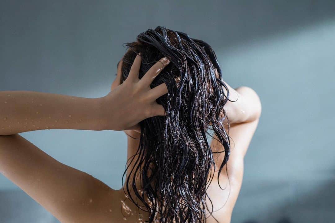suisosumさんのインスタグラム写真 - (suisosumInstagram)「ヘッドスパのもみほぐしは、頭皮環境を整え美しい髪へ導きます💆‍♀️✨  また、リラックス効果や顔のリフトアップの効果も期待できます！  セルフヘッドスパで効果を実感してみてください💗  ＃H&#アッシュアンド #水素水入浴剤 #水素美容  #水素ヘッドスパトリートメント #水素フェイスマスク  #水素#入浴剤#美容好きな人と繋がりたい #美魔女#炭酸水 #ダイエット #お風呂 #bathtime #水素風呂 #おふろ #温活 #冷え性  #乾燥肌 #アトピー #敏感肌 #敏感肌スキンケア #水素入浴剤 #おうち時間#ヘッドスパ #トリートメント #保湿肌 #ヒト幹細胞」12月31日 19時00分 - suisosum