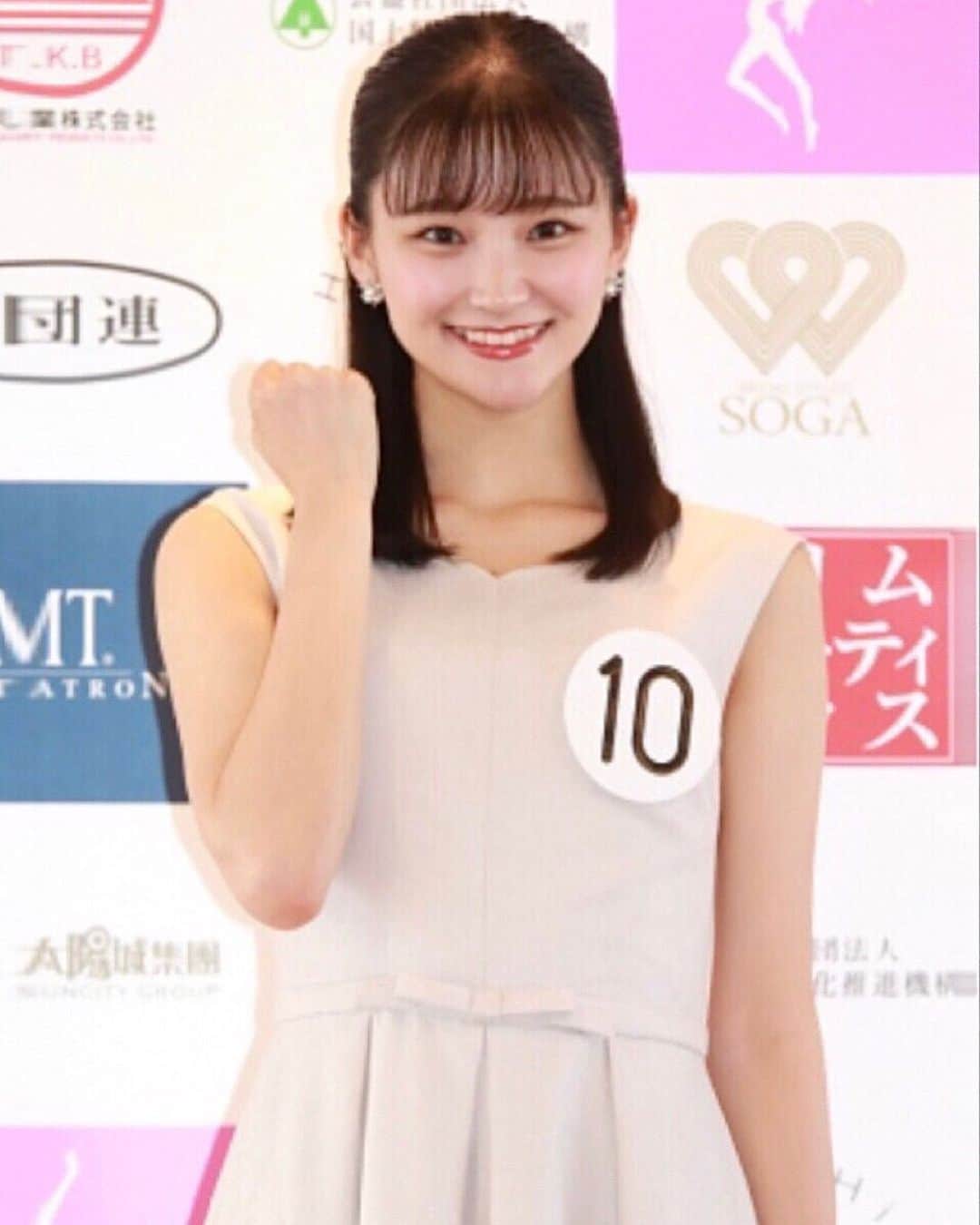 加藤早和子のインスタグラム：「❤︎ 2020年も残り数時間……  今年の1枚を考えてみた時、この写真が浮かび、 ネット記事から引用させて頂きます🙇🏻‍♀️🌟(画質粗い)  このお写真は、8月の東日本地区大会にて、 ファイナリストに選出して頂いた時の写真です！  2020年の私を1文字で表すなら「挑」でした。  ミス日本コンテストファイナリストに選出して頂いた事、 レポーターとしての活動、大好きな浦和レッズを発信し、 サポーターの皆さんと繋がれた事… 沢山の世界観に触れ、自分としての経験を 積む事が出来ました！  コロナ禍という困難な状況で思い通りにいかず、 難しい事も沢山ありましたが、 コロナ禍だからこそ、自分と向き合う時間が増え、 成長する事が出来たと思っています。  来年は 振り返った時に 「超」と1文字で表せる1年だっただったなと 思えるような年にしたいと思います💪🏻🔥  2020年、関わって頂いた全ての皆さん ありがとうございました😸❤︎  . . #2020 #大晦日 #年越し #ミス日本 #ミス日本コンテスト #ファイナリスト #ミス日本2021 #2021ミス日本ファイナリスト #ミスコン #記者会見 #青山学院大学 #女子大生 #いいね返し #missjapan #misscon #instalike」