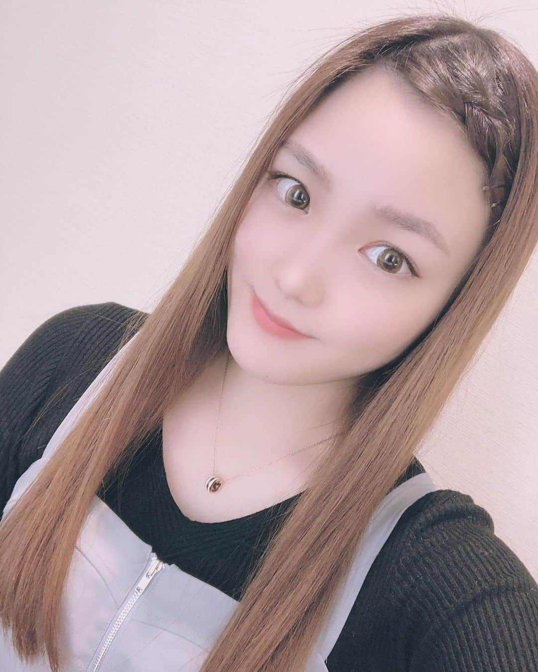 白河希美のインスタグラム：「いよいよ今年もあと少しですね🌟﻿ ﻿ みんなはどんな大晦日を過ごしてるのかな？🤔﻿ ﻿ 私は今から仕事です😂😂😂﻿ ﻿ 今年は本当にいろいろありました‼️﻿ こんな自分勝手な私を応援してくれたみんなには本当に感謝しかないです🙏✨﻿ ﻿ 来年はどうするか全然決めてないけど変わらず白河希美を応援していただけると嬉しいです💕﻿ ﻿ あとね、来年は前髪なしのおでこだしスタイルで大人な女性になりたいと思います😆✨﻿ ﻿ みなさん、良いお年を〜⛩﻿ ﻿ #年末#大晦日#今から仕事#泣きそう﻿ #さよなら2020#来年は良い年になりますように ﻿ #よいお年を #みんな大好き﻿ #foryoupage #foryou#fyp」