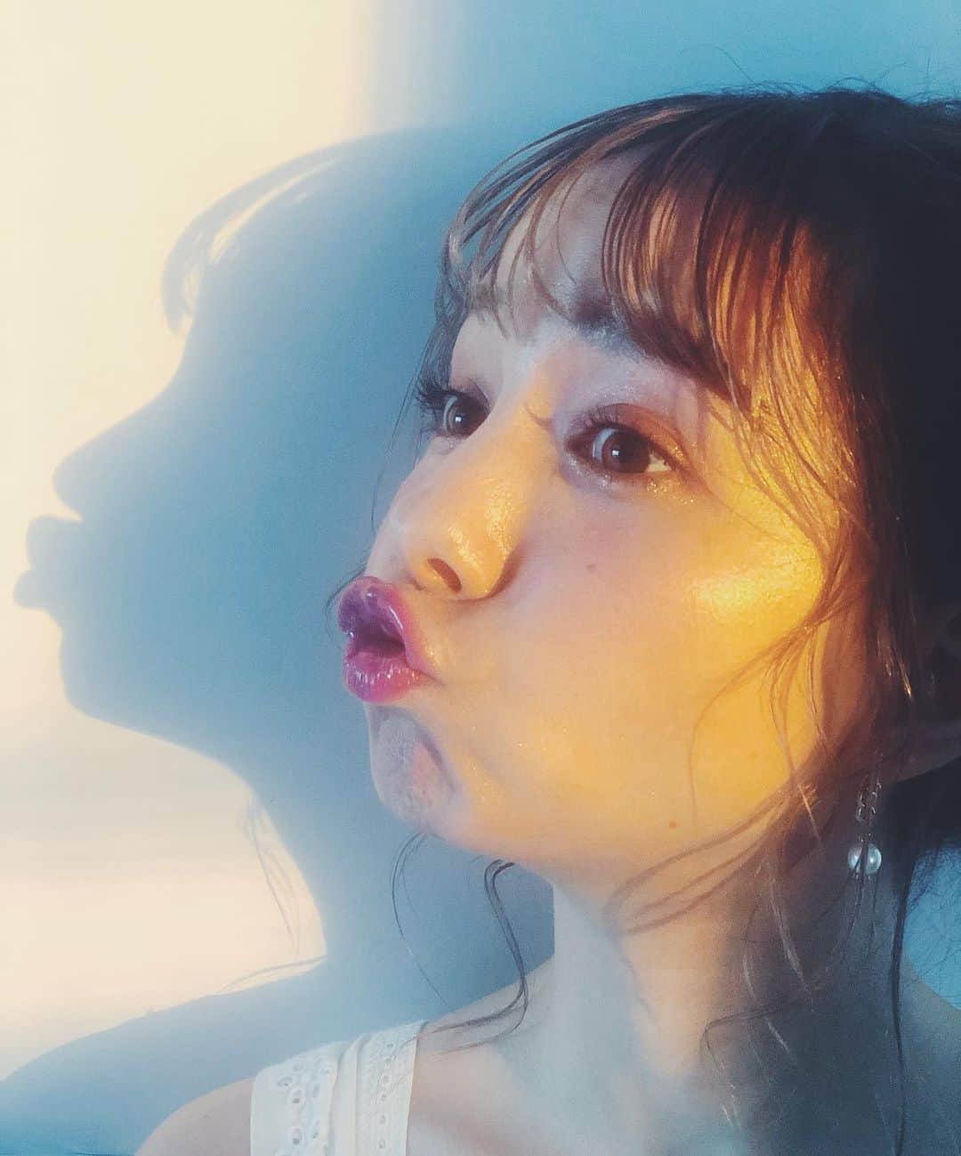 柴田あやなのインスタグラム：「2020年ラストの投稿にこの画像はどうかなと思いましたがまあいいでしょう〜！ 今年はコロナで大変な年でしたが、色んな広告のお仕事をみんなにお知らせできてうれしかったです。こんな私をいつも支えてくれるみなさんに感謝です❤︎いつもありがとうございます❤︎  それではガキ使見て手巻き寿司巻いてお酒飲んであつ森のカウントダウンで年越してぐだぐだしようと思います。  みなさん、良いお年を🐮🐮🐮」