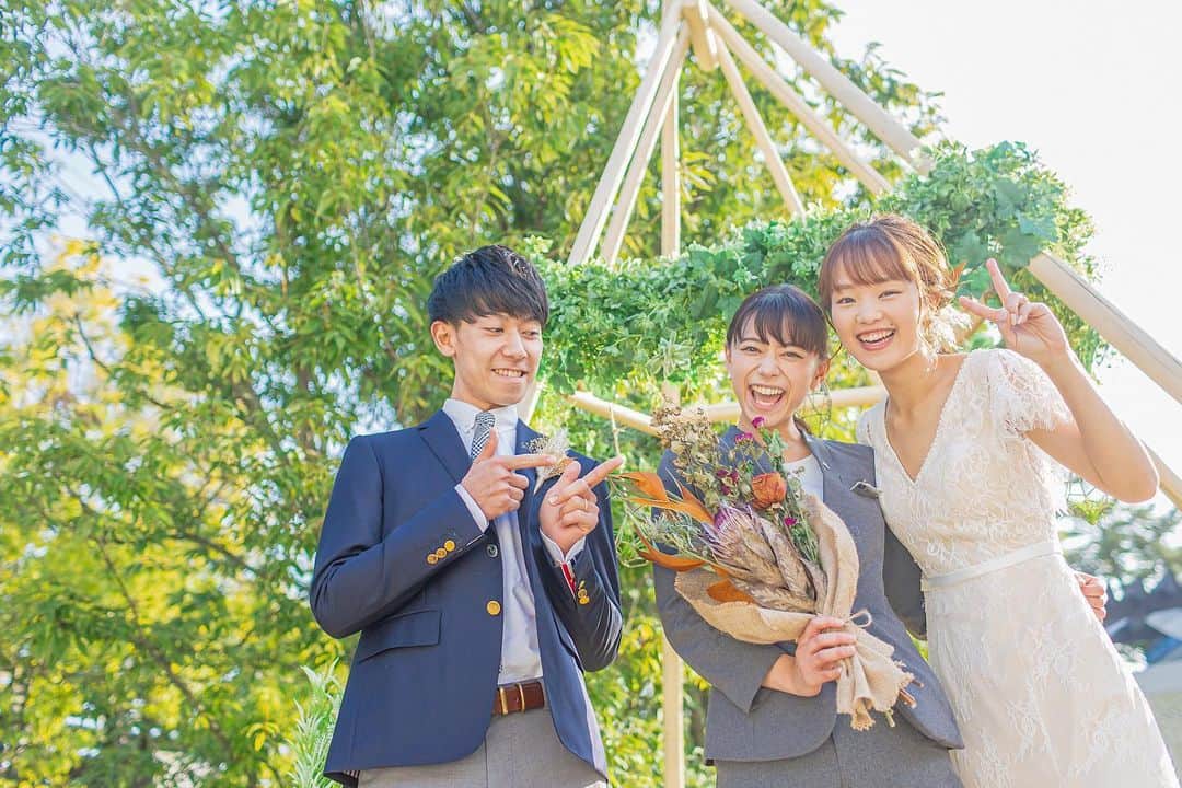 結婚式場ブランレヴュー宇都宮アクアテラスのインスタグラム：「.﻿ 2020年ももう間もなく結びます！﻿ 皆様にとってどんな一年だったでしょうか？﻿ ﻿ 例年にない出来事に、﻿ 悩み、苦しみ、辛いことも多かったかもしれません。﻿  それでもみんなで乗り越えたこの一年は きっと皆様にとって大きな一年ではなかったでしょうか？ ﻿ この1年間で沢山の方に出会い、﻿ 沢山のお客様の幸せのお手伝いをさせていただけたこと、﻿ また、これからお手伝いさせていただけること﻿ ブランレヴュー一同感謝申し上げます。﻿ ﻿ ご縁あって出会えた皆様のおかげで﻿ キャストも多くの幸せをいただきました。﻿ ﻿ ブランレヴューがあり続けられるのも﻿ 皆様のおかげでございます。﻿ ﻿ 来年は今年よりも、どの年よりも﻿ 皆様の笑顔と幸せが溢れる一年になりますように＊﻿ ﻿ 2020年も本当にありがとうございました！﻿ ﻿ 2021年もよろしくお願いいたします！﻿ ----------------------------------------﻿ ﻿ 1/2からのブライダルフェアは新春BIG！﻿ ご来館限定でギフト券最大10000円！﻿ ﻿ 【お正月限定の豪華特典盛り沢山❤︎】﻿ ﻿ ﻿ 詳細は下記▽▽﻿ https://www.dearswedding.jp/blancrevue/fair/﻿ ﻿ リニューアルしたNewチャペルのご見学もお楽しみに♩﻿ ﻿ プロフィールからご覧いただけます！ @blancrevue_wedding」