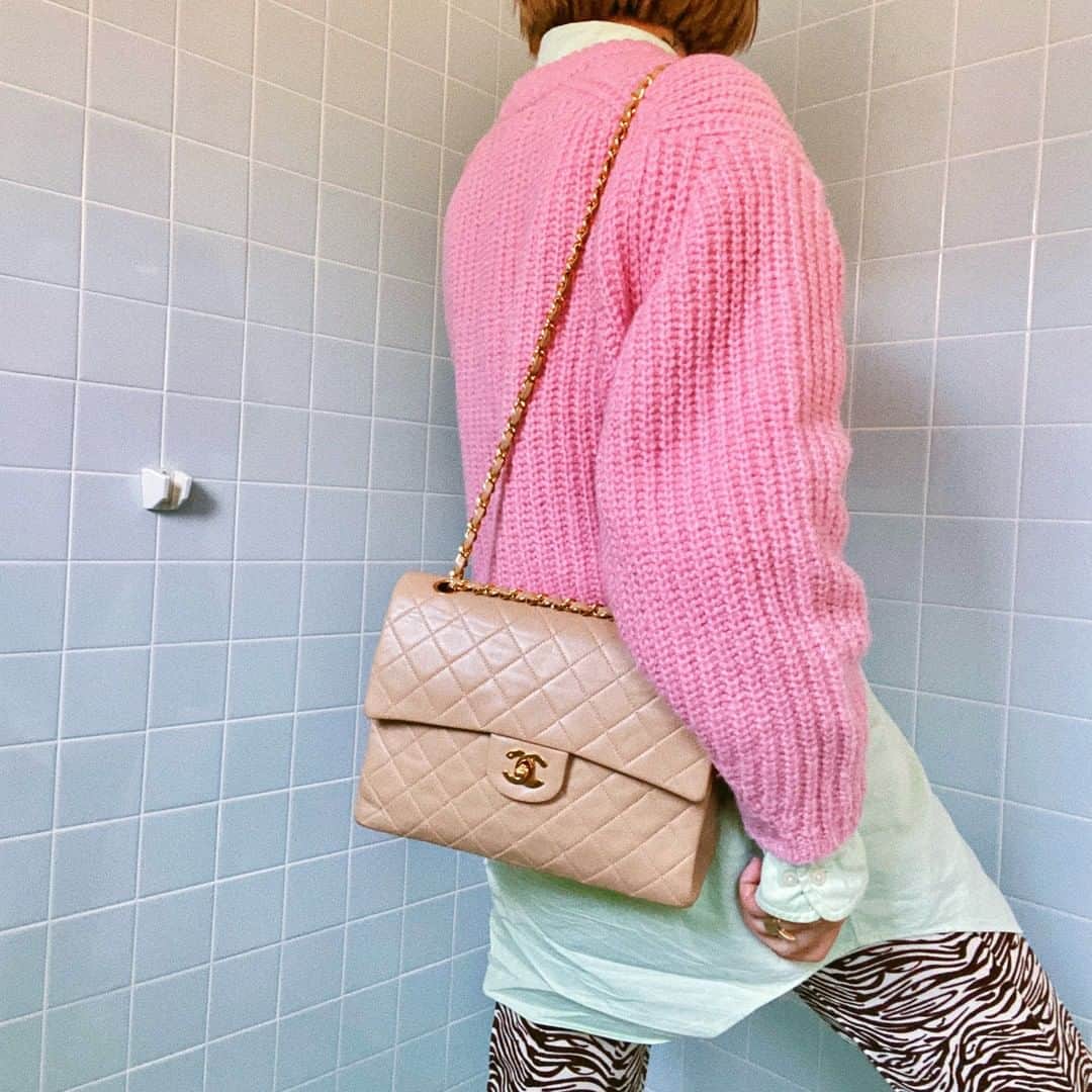 vintage Qooさんのインスタグラム写真 - (vintage QooInstagram)「1990 Made Classic Flap Bag in Beige✨ A real #sustainablefashion  It's been 30 years since it was made, but it's still in high quality.  #vintageqoo #chanelvintage #chanelbag  ------------------ 年末年始の期間中は全てのカスタマーサービス(配送、お問い合わせのご対応)が休止しております。再開は1月4日からとなりますのでご了承くださいませ。  All our customer service (delivery, response to inquiries) suspended in new year holiday week. Please note that it will be resumed from January 4th.」12月31日 19時00分 - vintageqoo