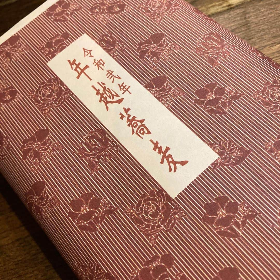 佐藤竜雄さんのインスタグラム写真 - (佐藤竜雄Instagram)「予約していたどりかむ手打ちの年越し蕎麦を黒黒黒(ミクロ)で回収！作業の合間に食べさせていただきます。 #俺の新年はまだ #箱根駅伝はゆったり見たい #さよなら2020 #こんにちは2021」12月31日 19時01分 - seitenhyohyo