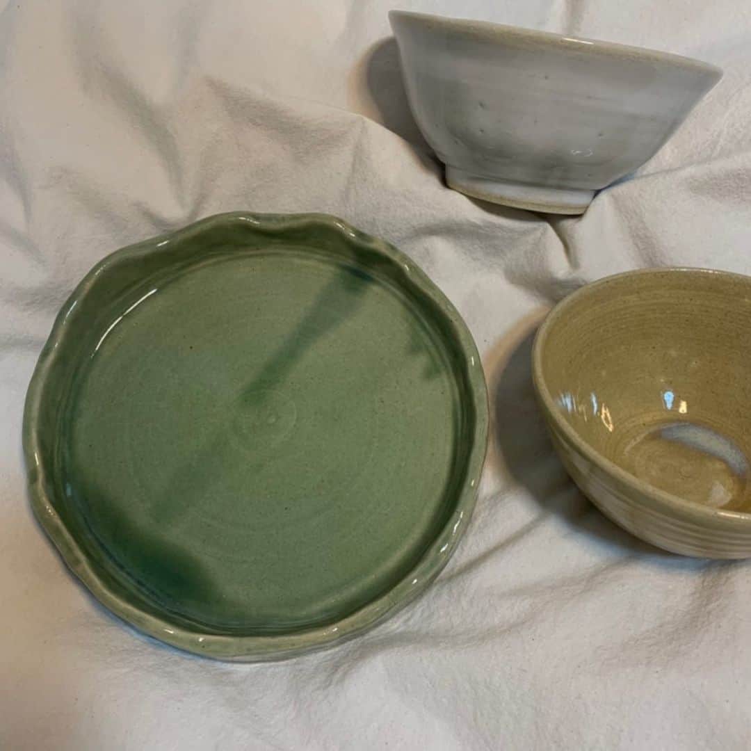 のインスタグラム：「. 自分で作った器が増えていく喜び♡ . 陶芸仲間でもある、みねちゃん @i_my_me_mine_ が焼き上がって届けてくれた♡ もっともっと作り続けたい。自分でつくったものは本当に愛おしい🥺 .  #陶芸 #moumiiiのものづくり」