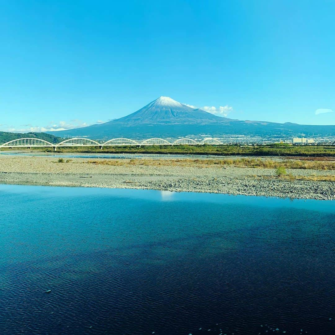 河村唯（うめ子）さんのインスタグラム写真 - (河村唯（うめ子）Instagram)「今年も一年、 ありがとうございました！  ストーリーばっかり更新して、 配信を主に楽しんでいるInstagram。  趣味の塊みたいな、笑 自由にやらせてもらってる空間を 覗きにきてくれて本当に感謝です。  2020... こんなはずじゃ😱って場面もなかったわけじゃないですが、 それでも、 めちゃくちゃ自分にとっちゃ 有意義で 新しい景色を見せてもらった一年でした。  これもすべて みんなのおかげと思ってる。 ↑完全に、丸くなった。笑)てゆうか、 歳とった😂😂😂  2020 今年あと少しの時間 みなさまにとって 有意義なものになりますように。  #今年ラスト #挨拶 #富士山　#2020」12月31日 19時03分 - kawamurayui_