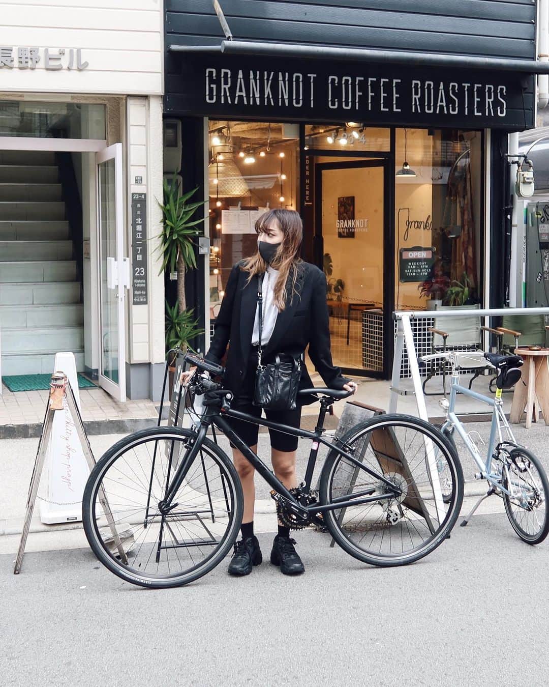 かんだまのインスタグラム：「皆様、2020年も大変お世話になりました！！！！ きつかった！2020！コロナくそう！あっちいけ！ でもね、たくさんの方がSNSを通してたくさんの時間を共有してくださって嬉しかった！心から感謝します。ありがとうございます。 気兼ねなく乾杯できる日が1日でも早く訪れることを願いつつ、来年は今までとは違う階段をのぼりたいと思います。 そして大阪の街をもっとビシバシ感じて行くぞ☺︎  それでは皆様、体調にはお気をつけて！良いお年を🤝♡」