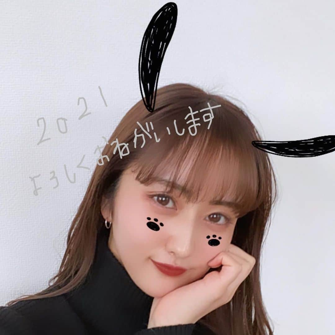 小森虹那さんのインスタグラム写真 - (小森虹那Instagram)「2020→2021  この1年を通して、 当たり前な事なんてないんだと 改めて実感する年でした。  自分が生きていく中で 1番大事にしてる事が 1日1日を大切に生きる！ を目標に日々過ごしていて。  いつもより、この言葉が本当に身に染みて 笑い、泣き、嬉しい、悲しい 全ての感情を大事に 1日1日を自分の中で大切に過ごすことが できた年だなって思います♡  そうやって充実することができたのも みんなのおかげです❤︎ ありがとうございます。  2021年は みんなに会う事ができますように😘  2020年たくさんの幸せを ありがとうございました。  2021年も宜しくお願いします😌❤️」12月31日 19時05分 - kmr__27