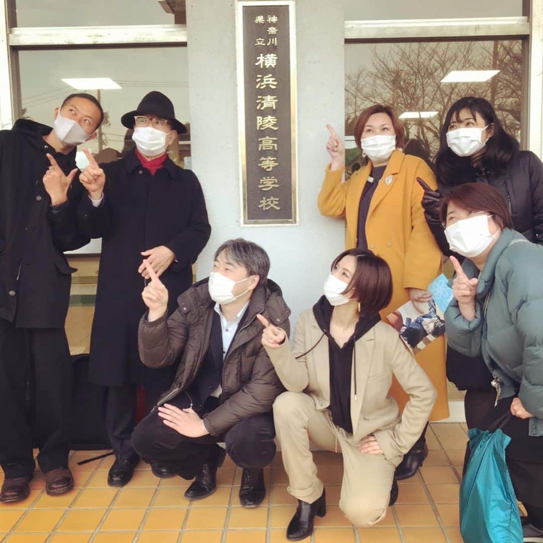 真崎ゆかのインスタグラム：「もう私ってば本当リアルタイムで書くのが苦手なもんで… 12月半ばの出来事なんですが。 やはり年を越す前に投稿しなければと思い、急いで文章をまとめてます😂 後回しは良くないよ、私！…うん。 ・ そんなわけでこちらの投稿、横浜清陵高校にてお話をさせていただいた時の写真です☺️ ・ みらスタ(NPO法人 未来をつかむスタディーズ)の取り組みに参加させていただきました🙌 生徒さんたちが、好きなことや興味のあることを「探究する」という授業。 私がお話しさせていただいたお部屋には、軽音部や吹奏楽部の生徒さんたちが多く集まっておりました☺️ 私の人生はそんな大したことではないのだけど、それでもやっぱり苦しいことがあったり泣くほど悔しいことがあったり、悩んだり挫折したりもしながら、たくさんの学びを得てきました。 ・ そんな私の今までの経験やそれに伴う心の変化などをお話しすることで、「こんな生き方もあるんだ」ということを知ってもらえたらなと。 学校での勉強だけじゃない、大切な学びはいつも自分自身の中にあること。 今の学生さんたちがこれから歩んでいく未来の選択肢が少しでも増えたり、夢を叶える為に頑張る後押しにほんのちょっとでもなれていたなら嬉しいな☺️ ・ あ、でも勉強はやっぱり大事よね。 大人になってからのほうが、「アレちゃんと勉強しとけばよかったー！」ってなるし。 ・ こうしてキラキラした学生さんたちの前でお話しする機会をいただけるなんて… 本当にありがたいことです😭✨ 他にいらしてた講師の皆さんのお話しも、とてもとても興味深かった… 保育士さん、大学名誉教授さん、美容家さん…などなど。 こんな素晴らしい機会を与えてくださったみらスタの河内さん、ありがとうございました！ ・ 若者たちよ、これからどんどん好きなことを追求して、なりたい自分になるのだ！！ 私もまだまだなりたい自分を目指すのだ！！ ・ #みらスタ #横浜清陵高校 #探究 #出逢いに感謝 #どこで何が起こるかわからない #だから人生って面白い #若者を応援したい」