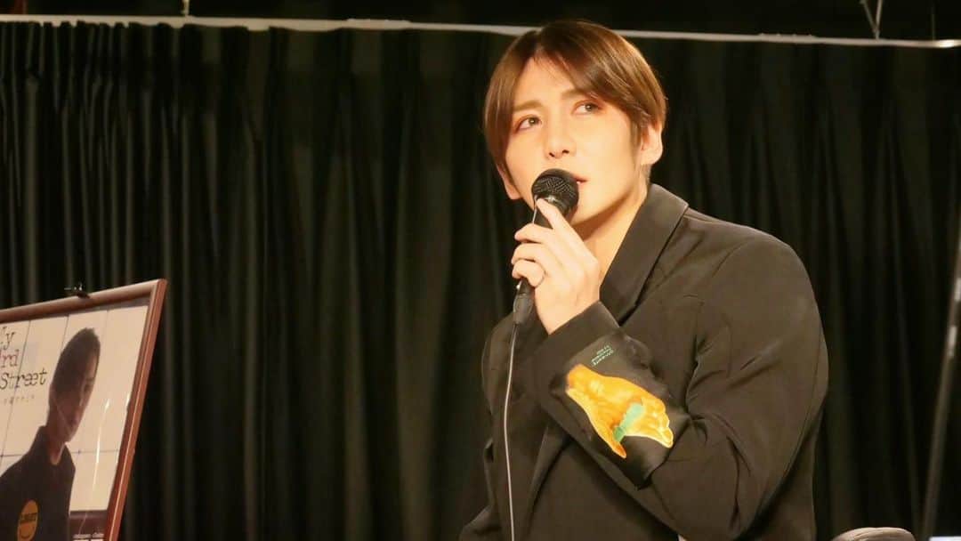 ミッチーのインスタグラム：「2020年は 世界中が大変な年で “普通” “当たり前”の有難さを知った年だったように思います  ただこんな時だから、 と思って出来たことも 確かにたくさんあって いつだって前向きに、 とは正直難しいけど 「なんとかなる」「絶対大丈夫」 と思いながら 自分にできることを、 2021年もやっていけたら と思っています！  「なんとかなる」 「絶対大丈夫」 もしも辛くなった時は みんなもこの言葉 思い出してもらえたら、と思います  2020年は 「My 3rd street」という アルバムを発売して 皆に届けることが出来て 本当に幸せでした  関わってくださった たくさんのスタッフの皆さん そして いつも支えてくれるファンの皆さん に心から感謝申し上げます  本当にありがとうございました！！」
