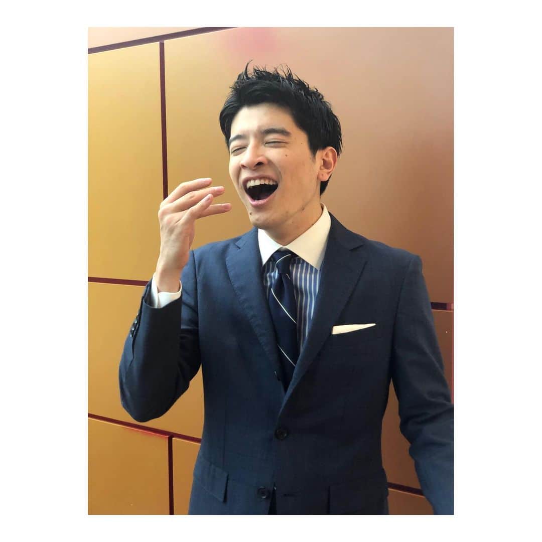 篠原光のインスタグラム：「. 今年もありがとうございました😌  誕生日の時と重なってしまいますが、 SNSやYouTubeでみなさんと話せたおかげで頑張れた1年でした。 ASMRのコメント欄から始まり、 みなさんのことを知りたいと思い、 こうしてインスタで日々お話しできるようになって。  いろんな事を我慢する時間が続きますが、 「それでもできることは意外とあるなあ😌」と思った1年でした。  なので来年も！色々しましょう！一緒に！  . #1番普段の様子に近い写真を漁ってきました #ご覧のように #寝ぼけてばかりいる私ですが #のんびり楽しくやってます  #DMもいつもありがとうございます #受験頑張ってくださいね！ #テスト勉強頑張ってくださいね！ #勉強が捗らない時はコーヒー飲んで仮眠がおすすめ☕️ #仮眠した後目が覚めなかったらシャワーも浴びます僕は🚿  #などなど #またしましょう！🐮 #ハッピーニューイヤー！」