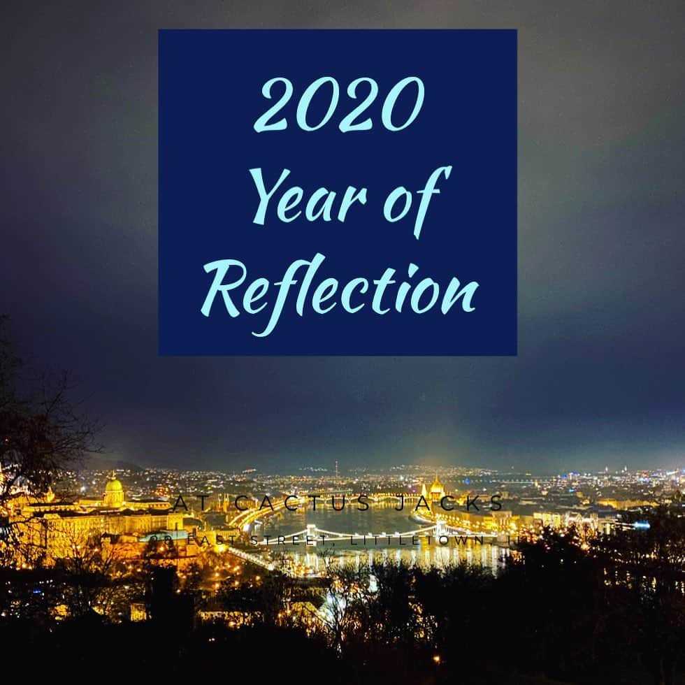 アンドレア・オズヴァルトのインスタグラム：「There are different meanings of #reflection: 1. return of light from a surface. 2. idea formed after careful thought.  I wish that we all could use these times wisely, to reflect: shine your light outwards while strengthen yourself inwards. This year taught us a lot: we can survive without many unnecessary distractions while deeply understand the futility of life and importance of one own’s health. I wish we all could do just a little better for our health and so for our healthcare-system by #prevention. Live healthy: rest, exercise, meditate, sleep, stretch, eat / drink healthy foods, take vitamins, fast, slow down, take your time, don’t rush, reflect, think over, calm down, read, support, help, contribute, give, call your friends and family, understand, love. ❤️🙏 I wish you all a Very Happy and Healthy New Year! Boldog új évet mindenkinek! Buon anno a tutti!!! #buek #buek2021」