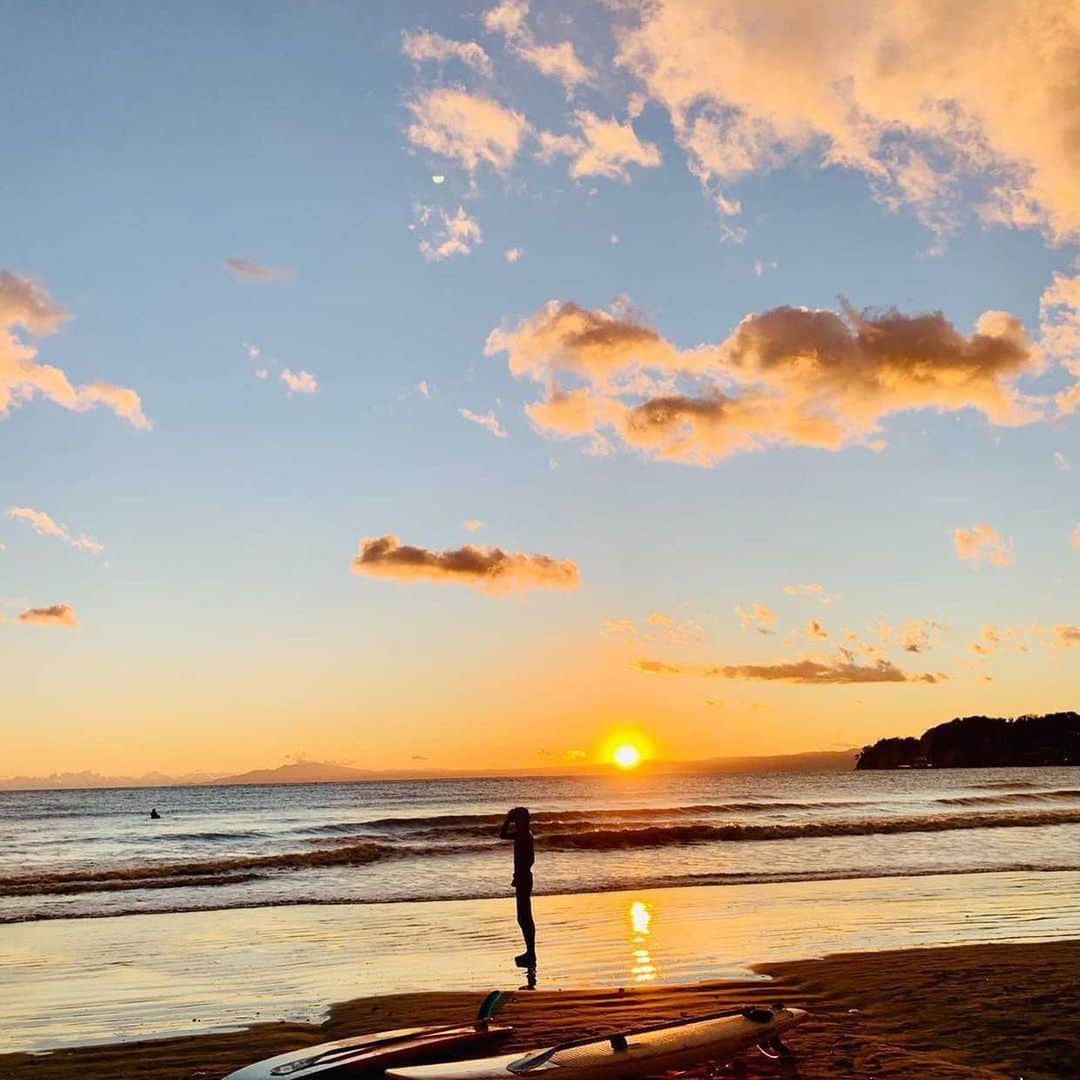 長谷川理恵さんのインスタグラム写真 - (長谷川理恵Instagram)「2020年ありがとうございました。 口凍えるくらい寒かったけど 海さんの上で禊？ 浄化させていただきました。 まるで絵画のような空に感動して、ボードの上で正座、太陽さんに御礼出来ました。 2021年皆さんに幸あれ！！！  photo by @4rule」12月31日 19時16分 - rie_hasegawa